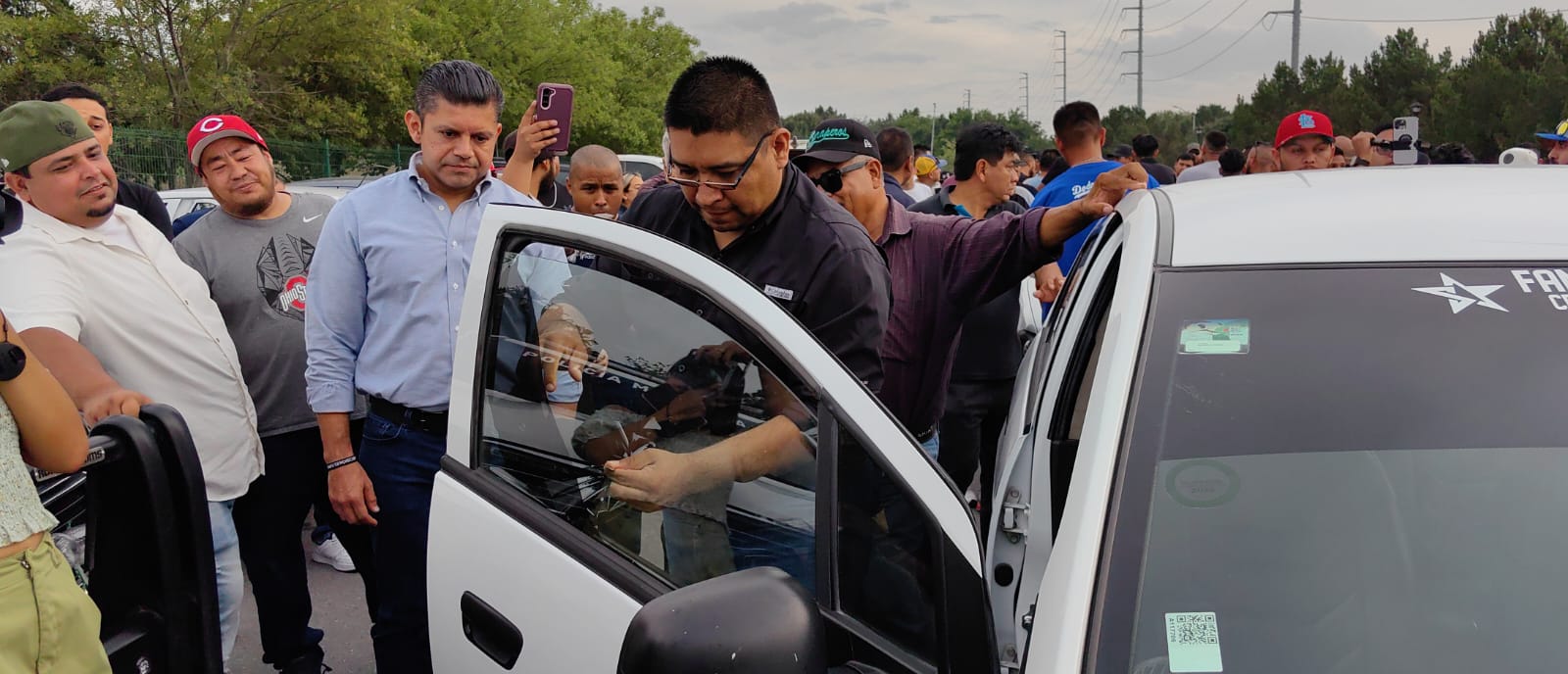 Inician choferes de app retiro de polarizados