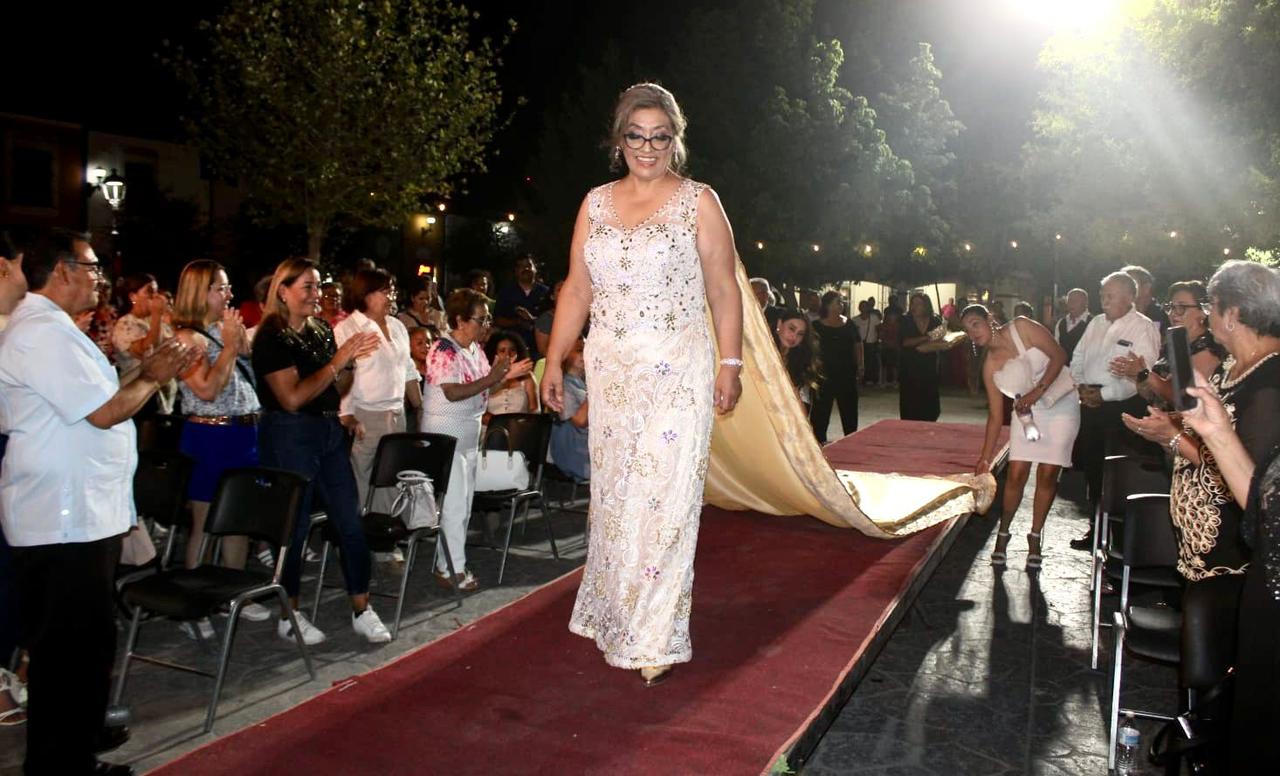 Coronan a Ana Luisa I como reina del magisterio de 4-C