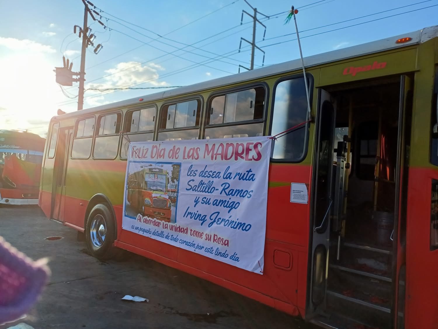 Celebra a madres, conductor de transporte público