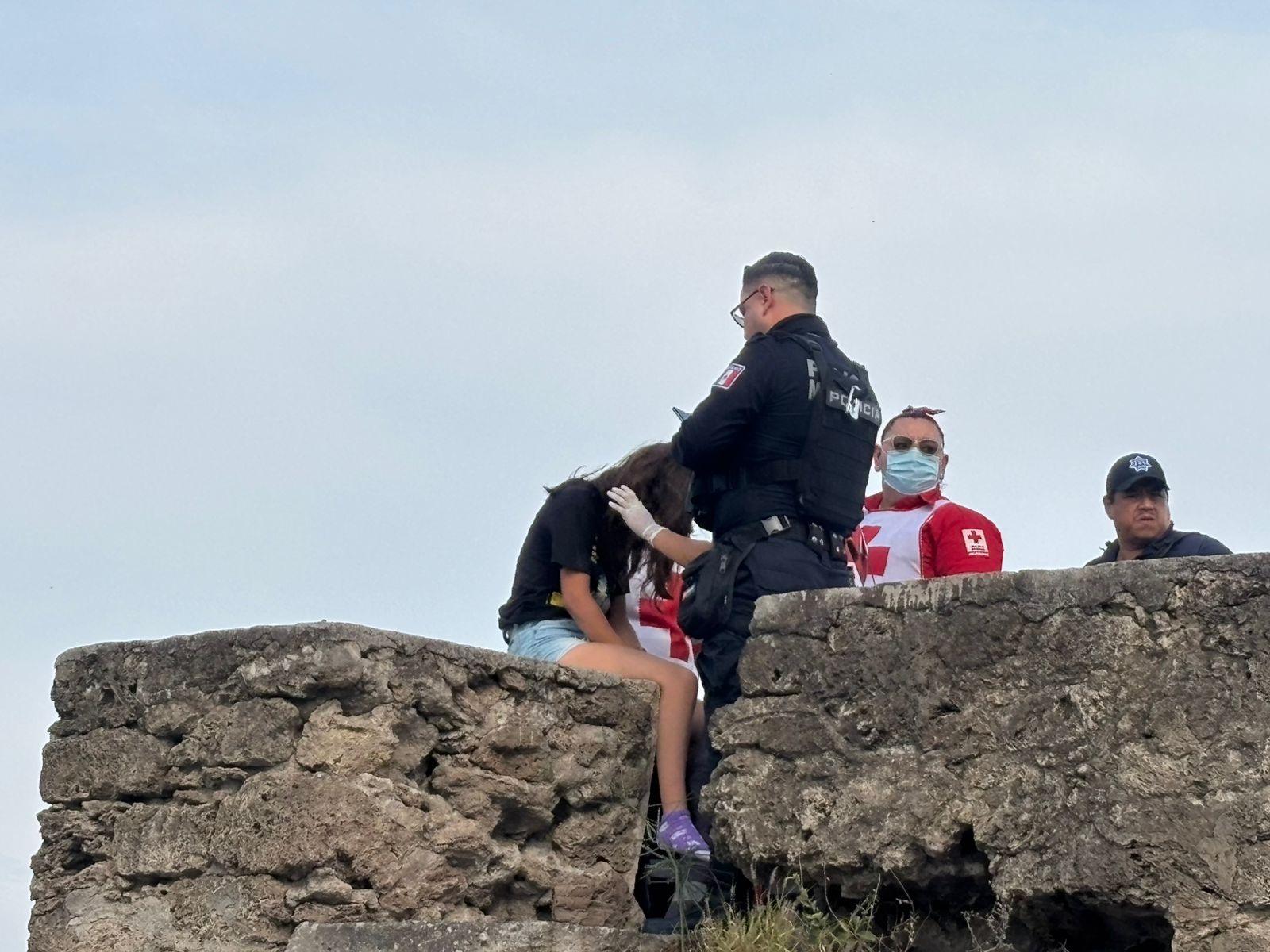 Evitan policías se quite la vida