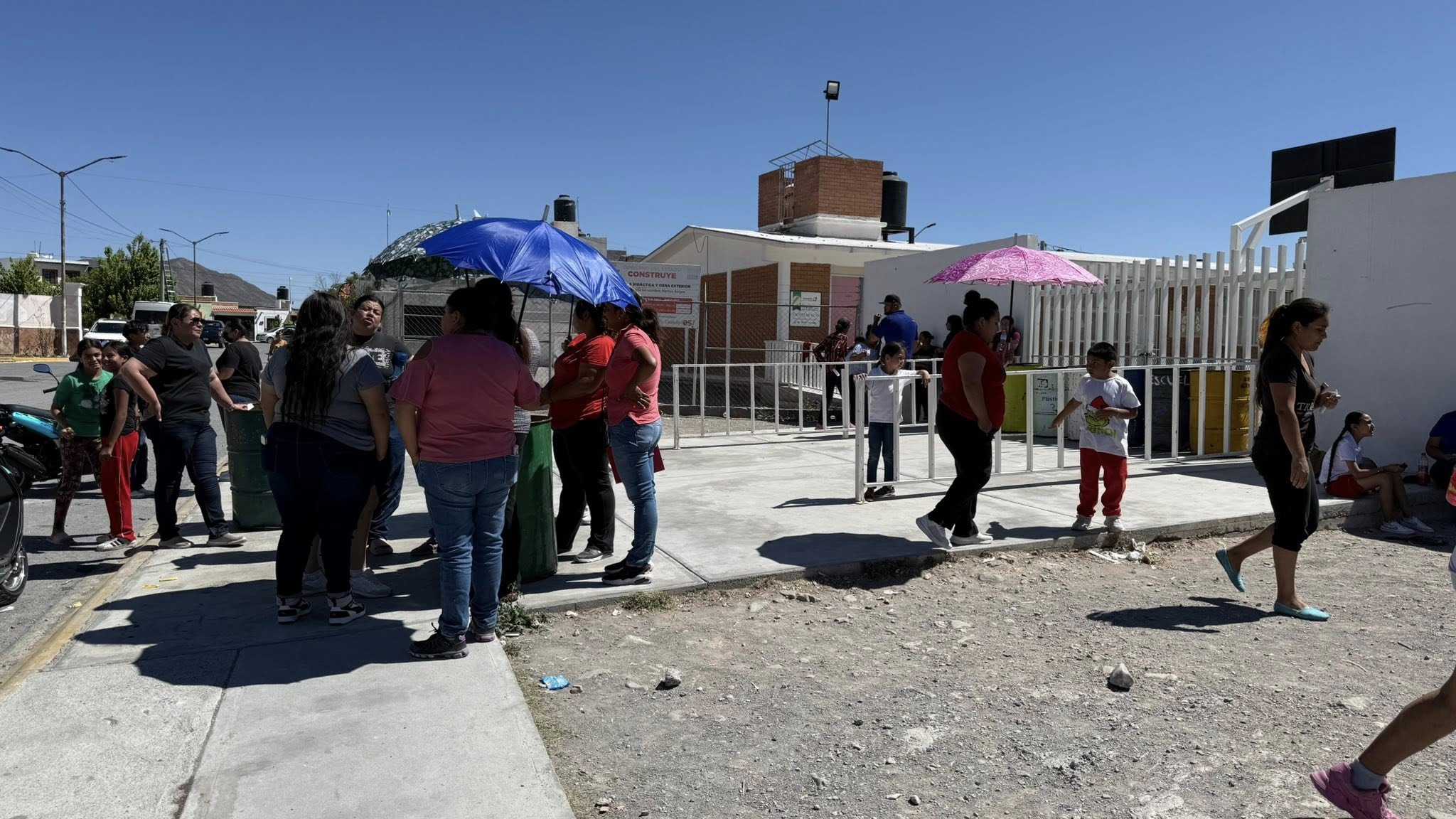 Bloquean padres escuela Dolores Jiménez y Muro