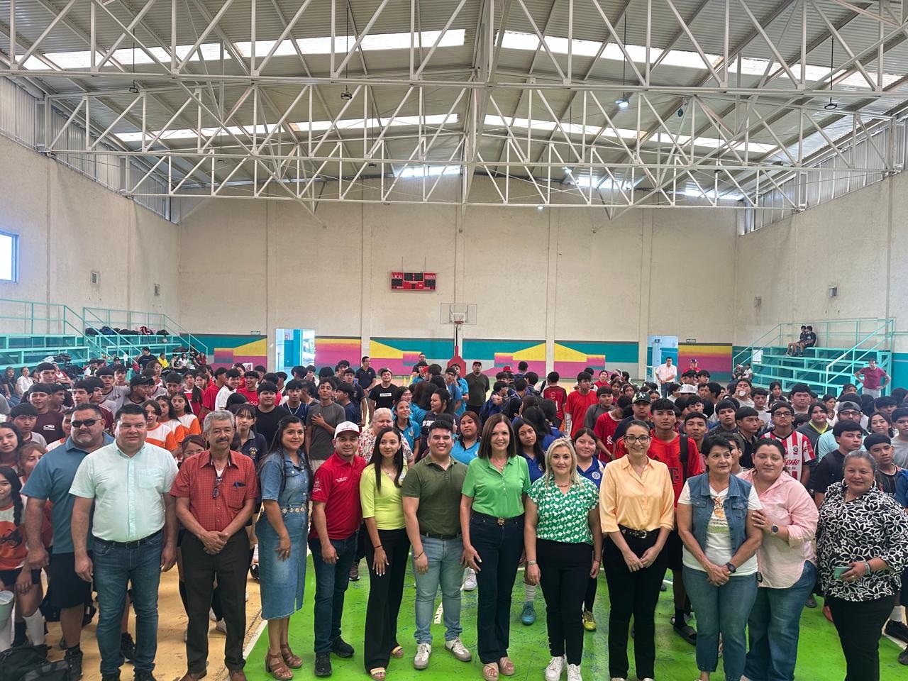 Celebra Frontera a sus estudiantes en grande