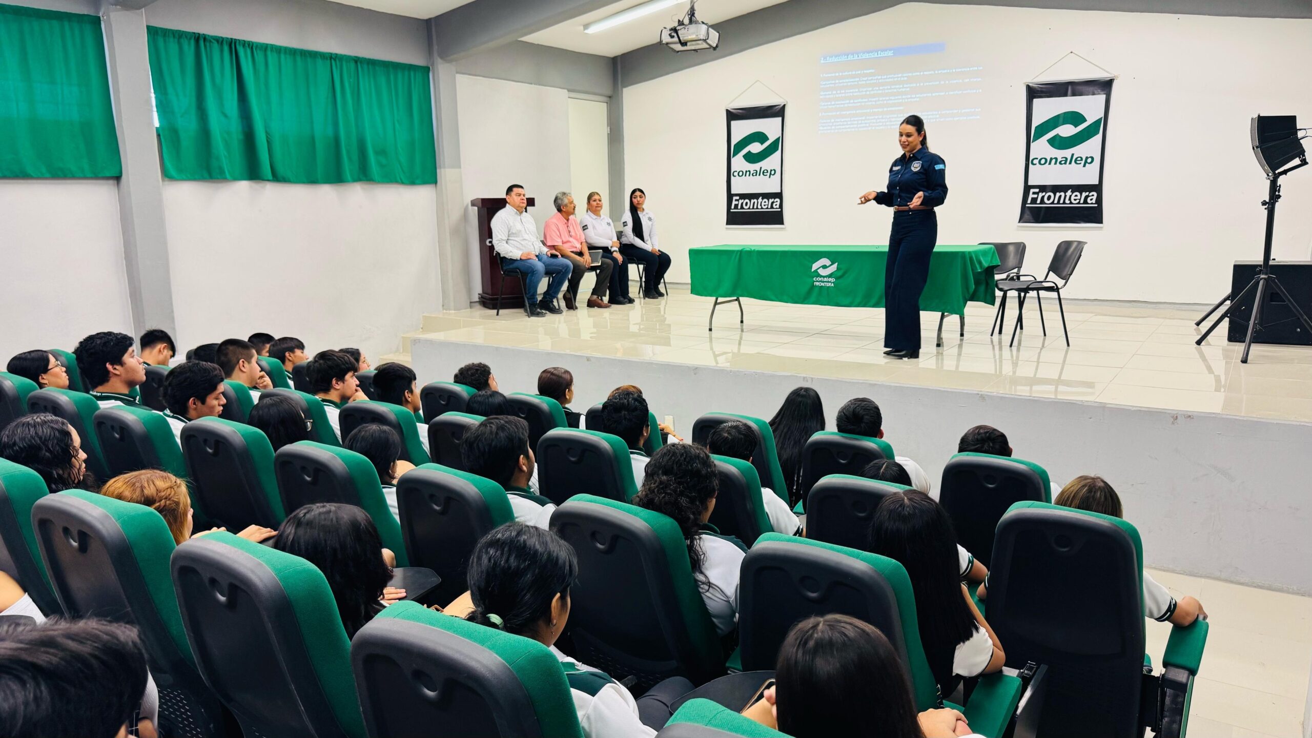 Fortalece Sari Pérez seguridad en escuelas