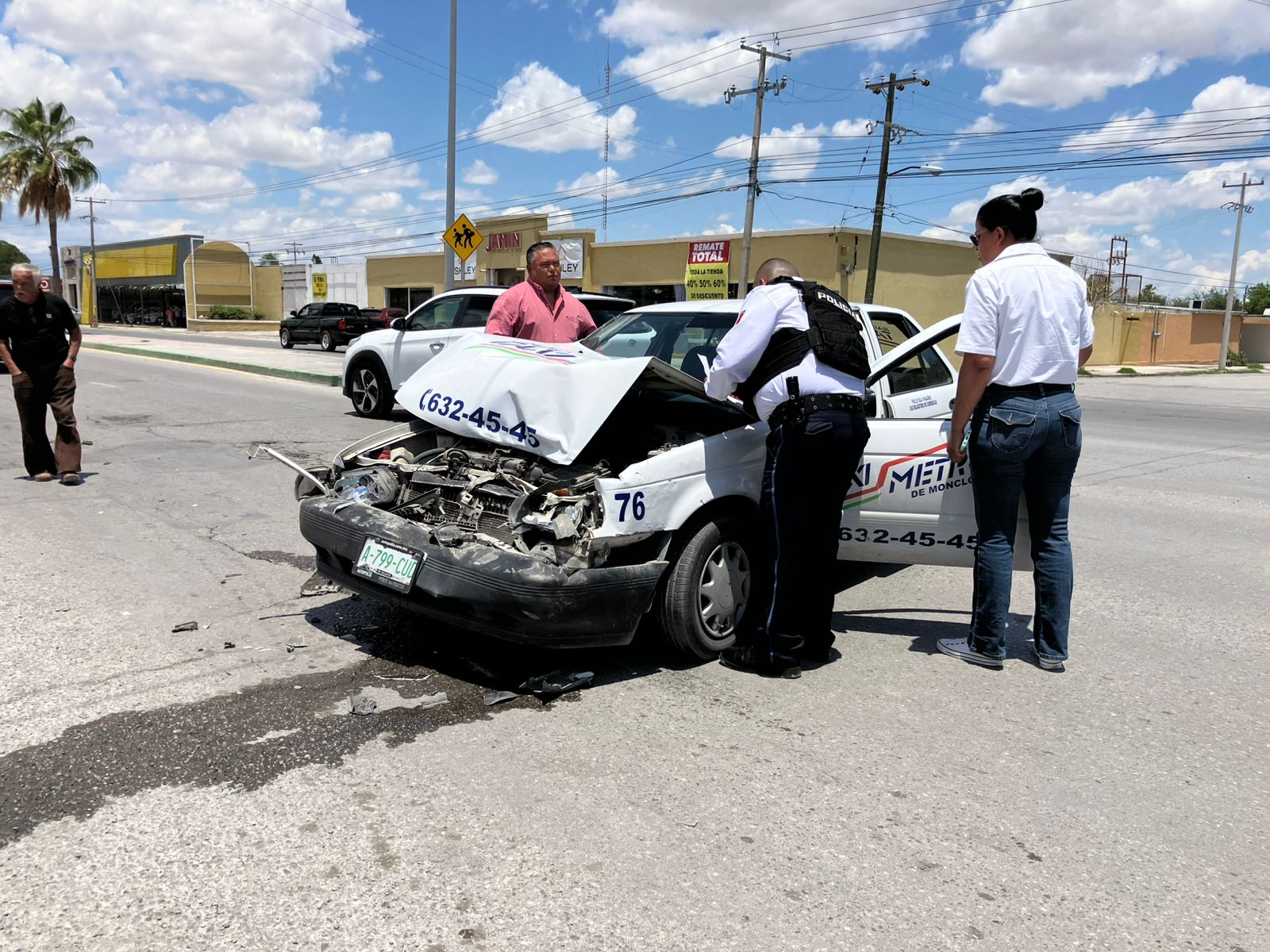 Por maniobra prohibida taxista ocasiona choque