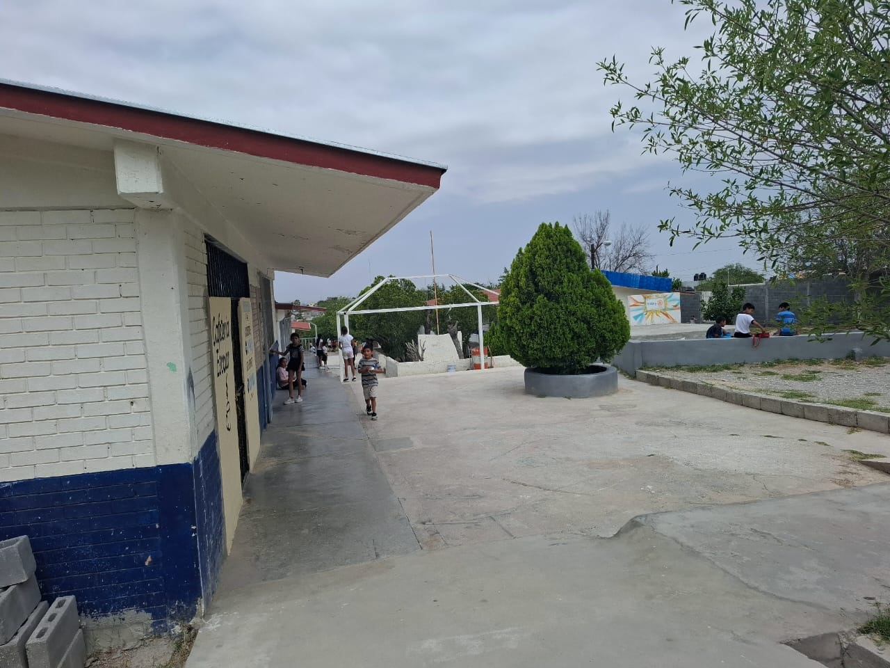 Saca “calorón” de las aulas a alumnos
