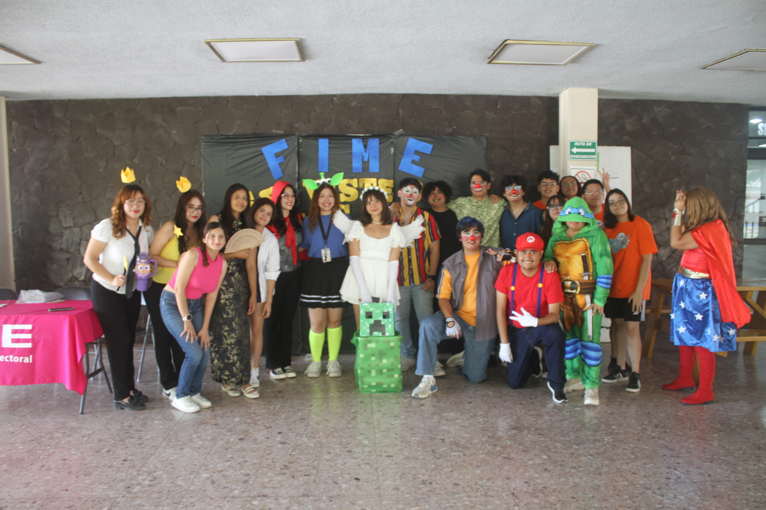 Reconocen esfuerzo de alumnos en su día
