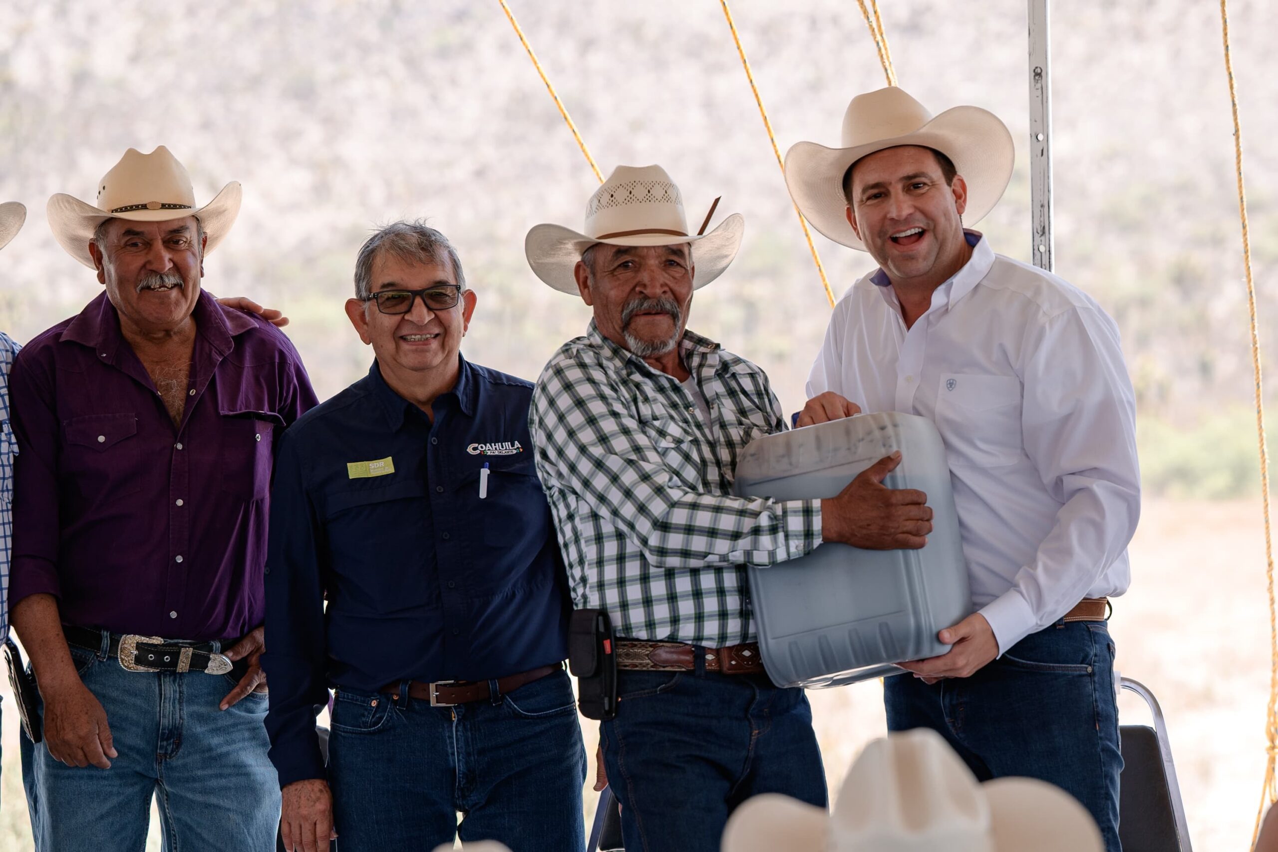 Javier comprometido con campo saltillense