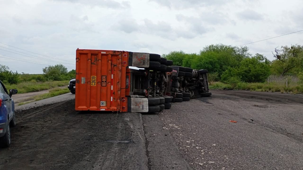 Vuelca carbonero en la carretera 57