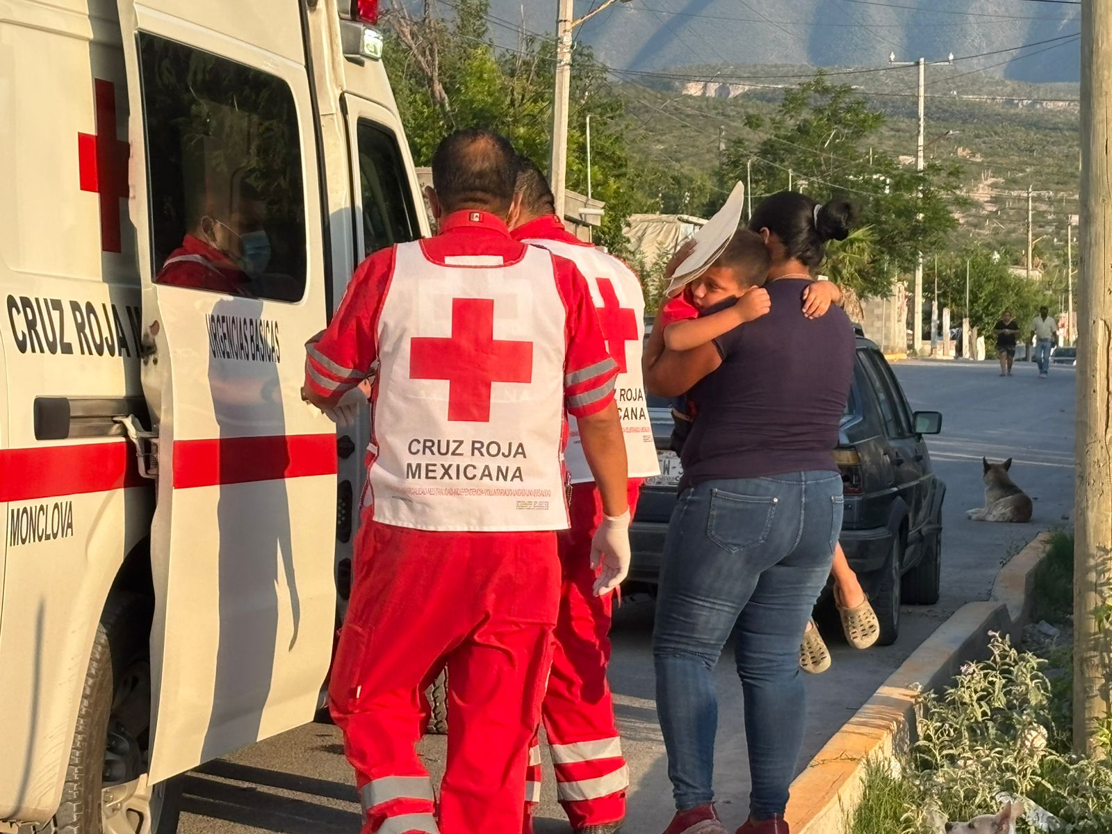Atrapa a niño corriente y resiente quemaduras