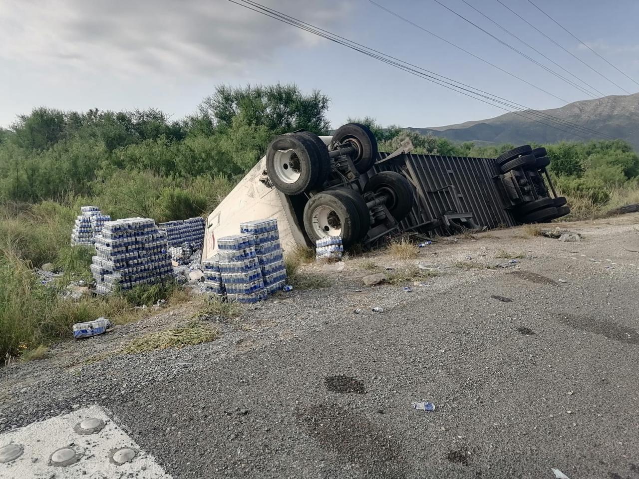 Se vuelca camión cargado de cerveza
