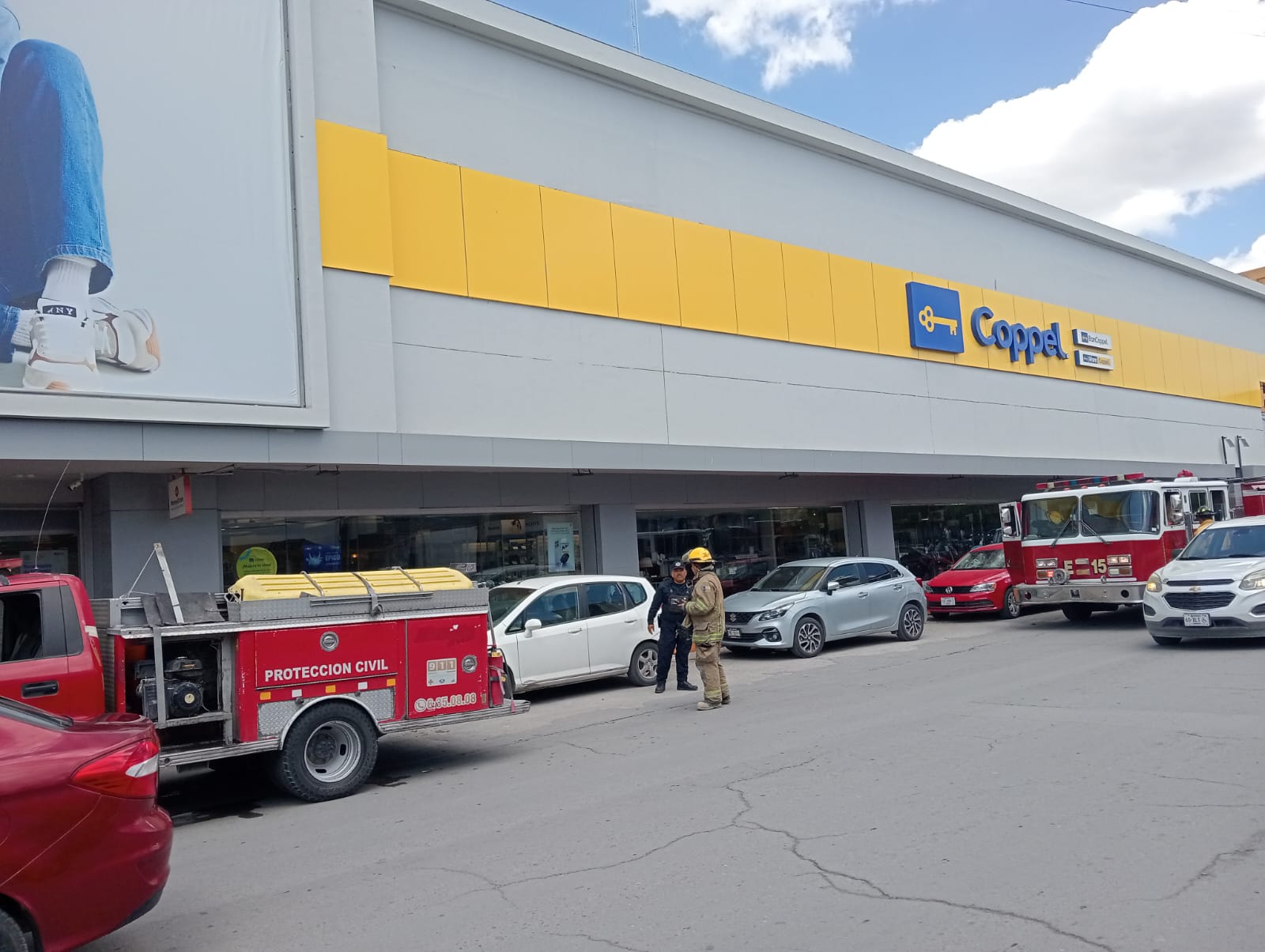 Evacúan Coppel por cortocircuito