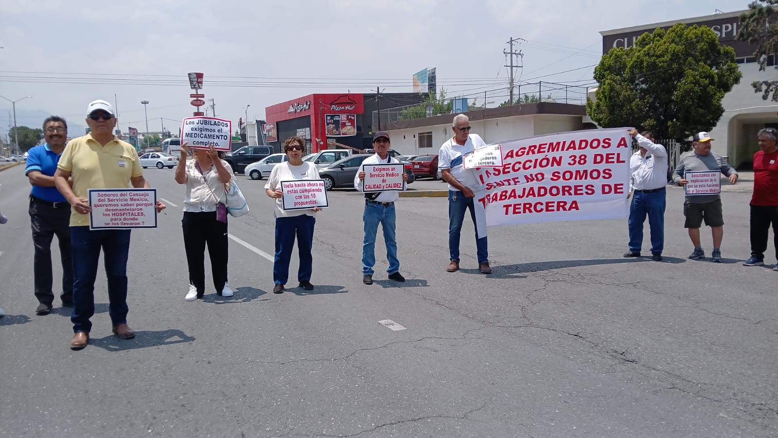 Maestros se manifiestan en contra del Magisterio