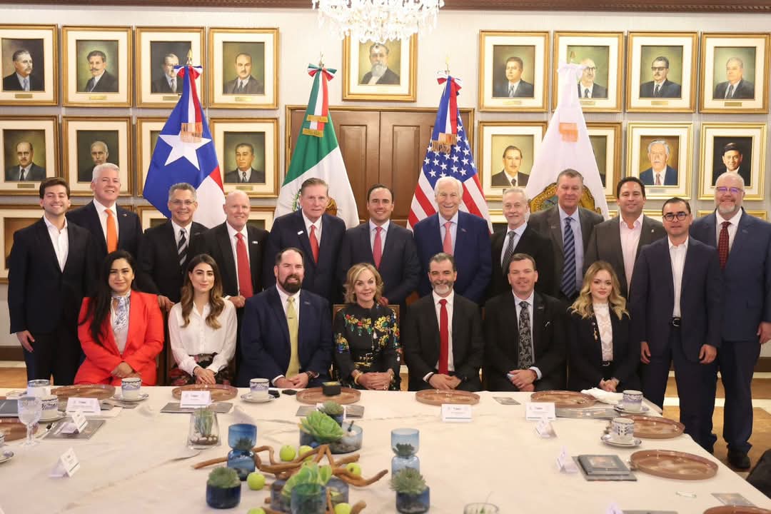 SE REÚNE MANOLO CON EMPRESARIOS DE TEXAS