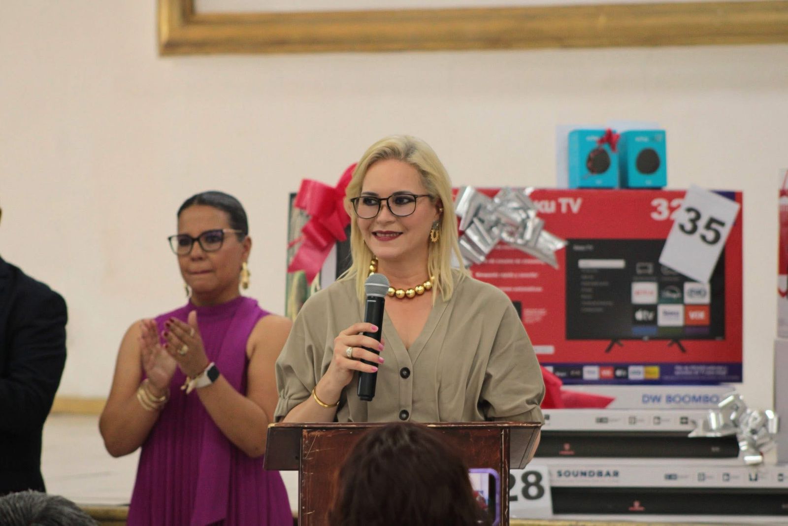 Celebra Laura Jiménez a profesores en su día