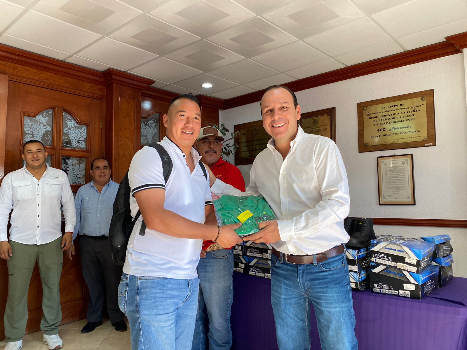 Uniforma Fernando a empleados municipales