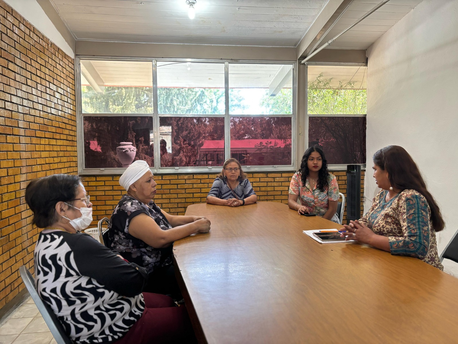 Dan apoyo emocional a mujeres con cáncer