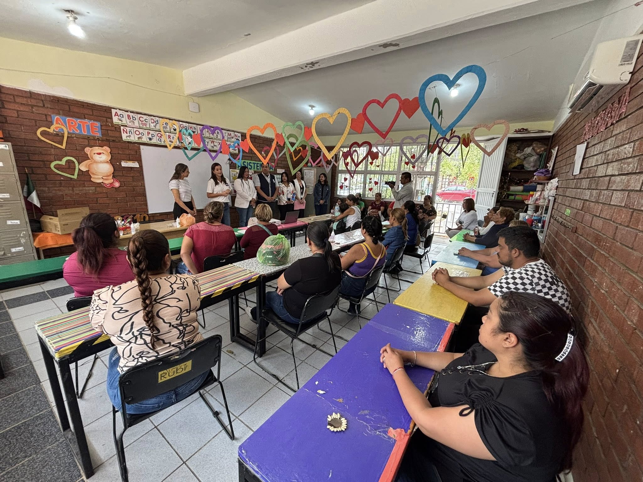 Informa Pronnif a familias sobre derechos infantiles  