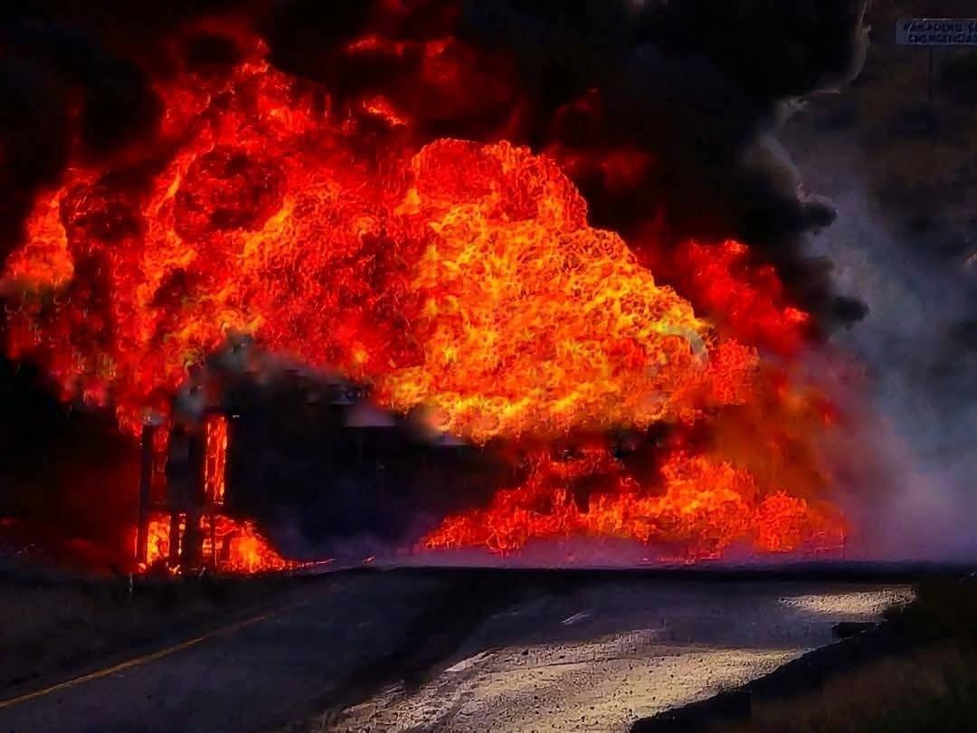Se incendia pipa; cierran carretera Saltillo-Torreón