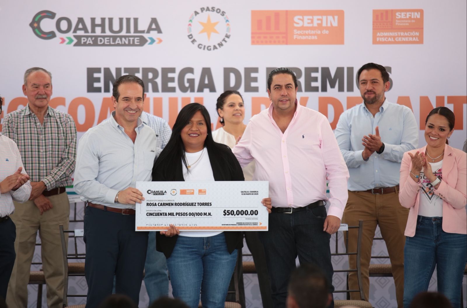 Entregan premios a contribuyentes