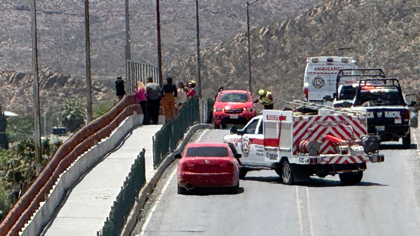 Trata hombre de lanzarse de puente