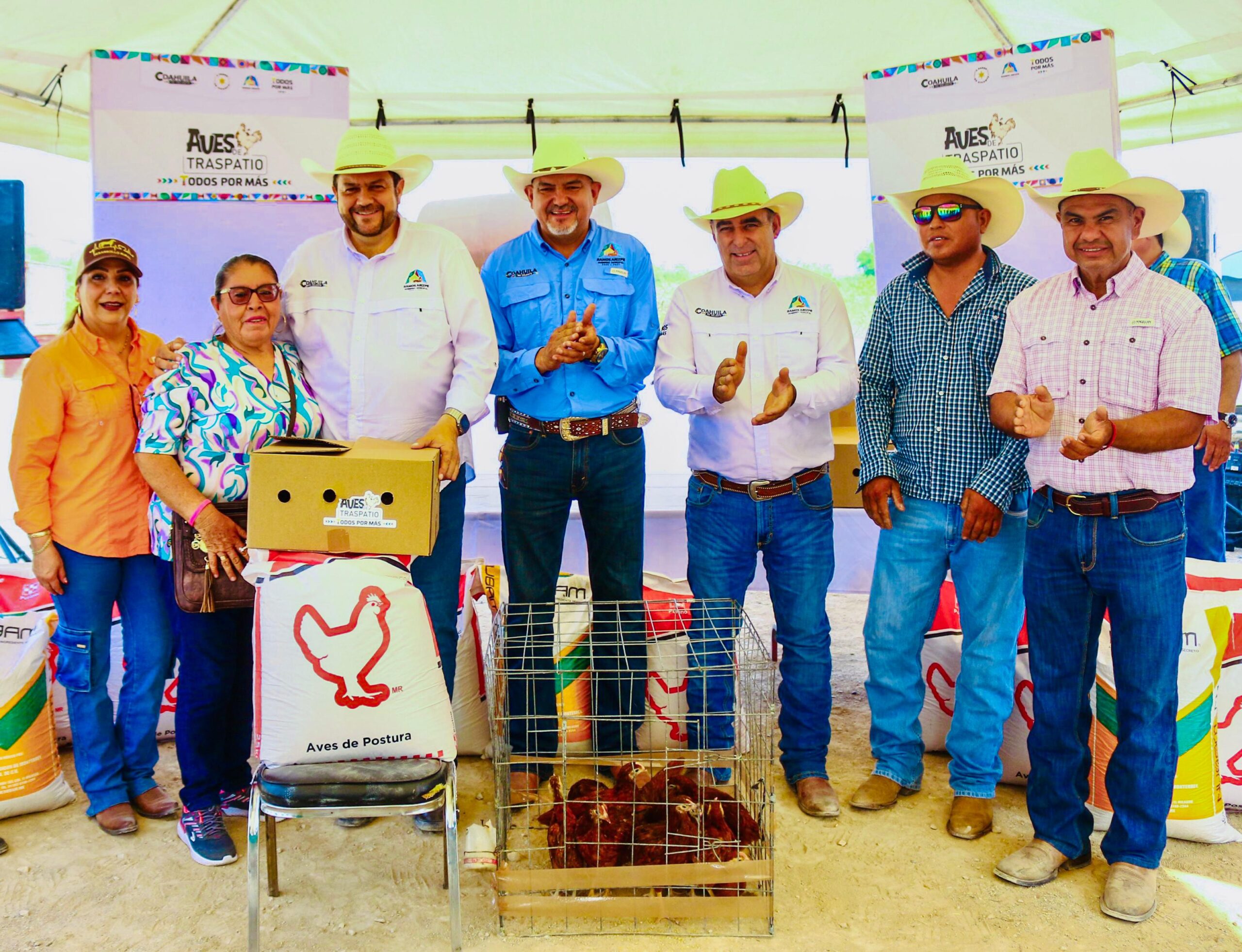 Entregan gallinas en Ejido Tuxtepec