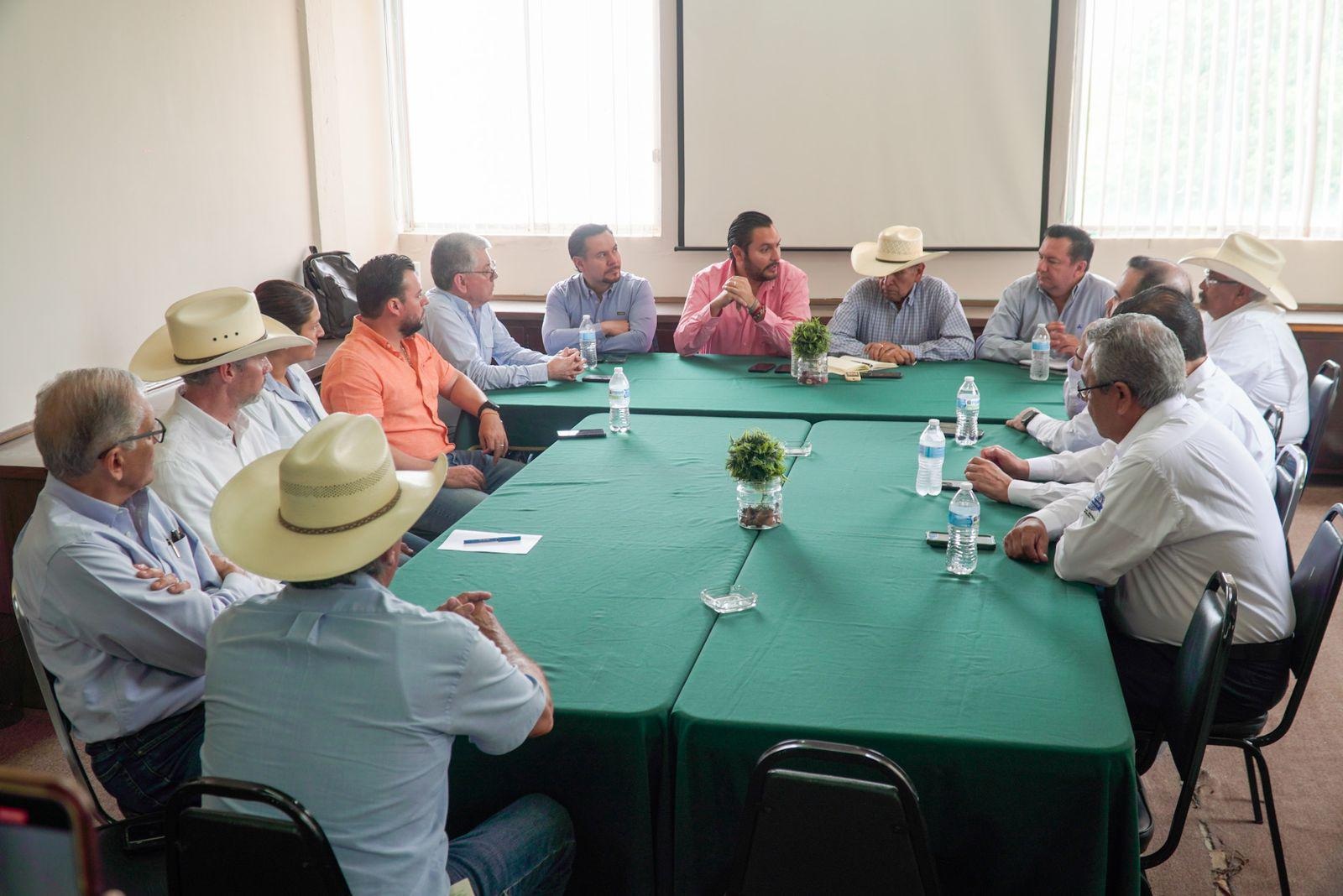 Impulsa Carlos mejoras para el sector ganadero