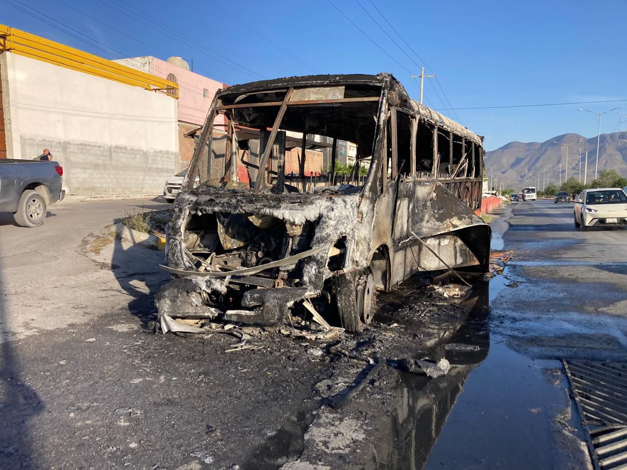 Termina calcinado camión de la ruta 7