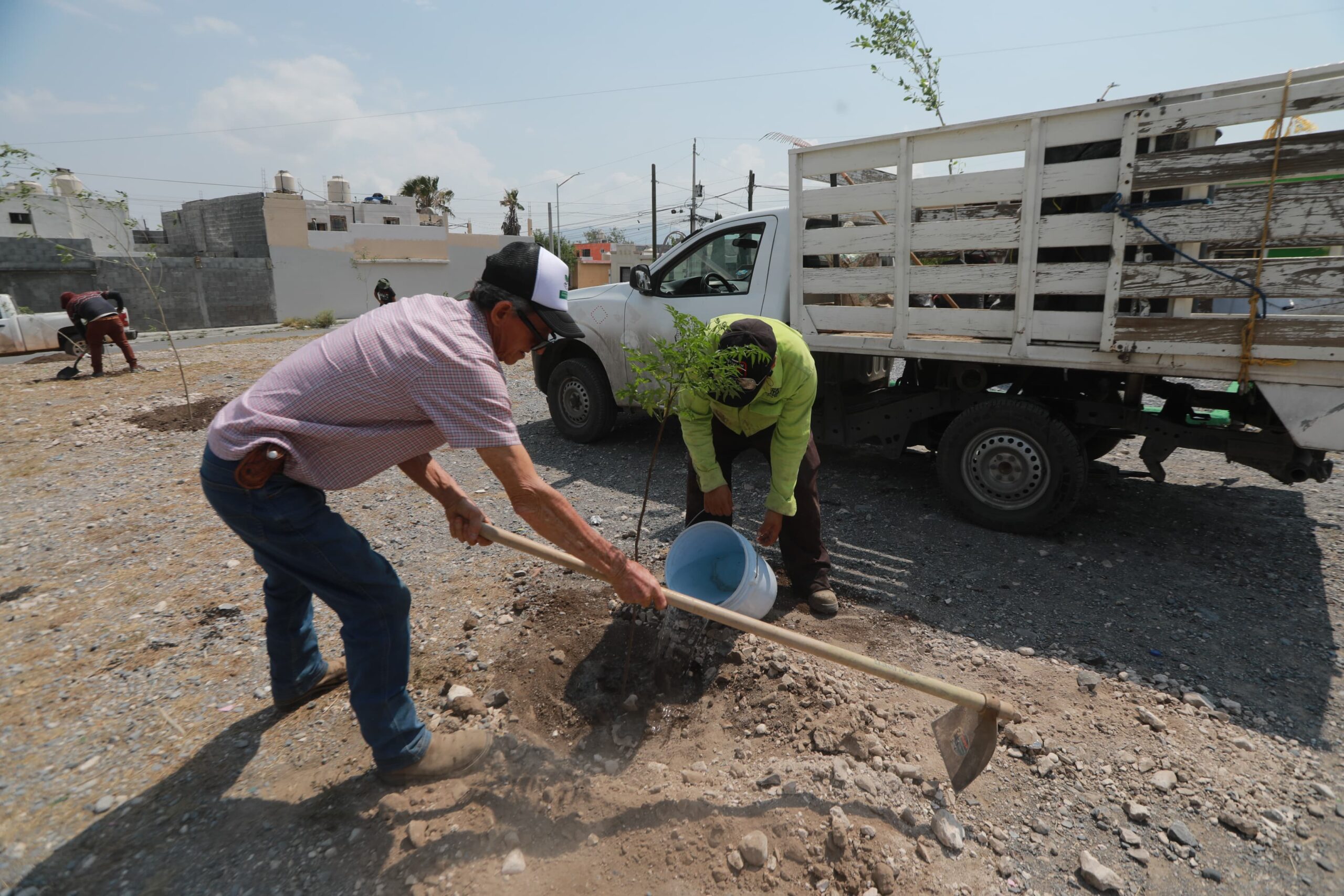 Rehabilitan y limpian plazas y áreas verdes