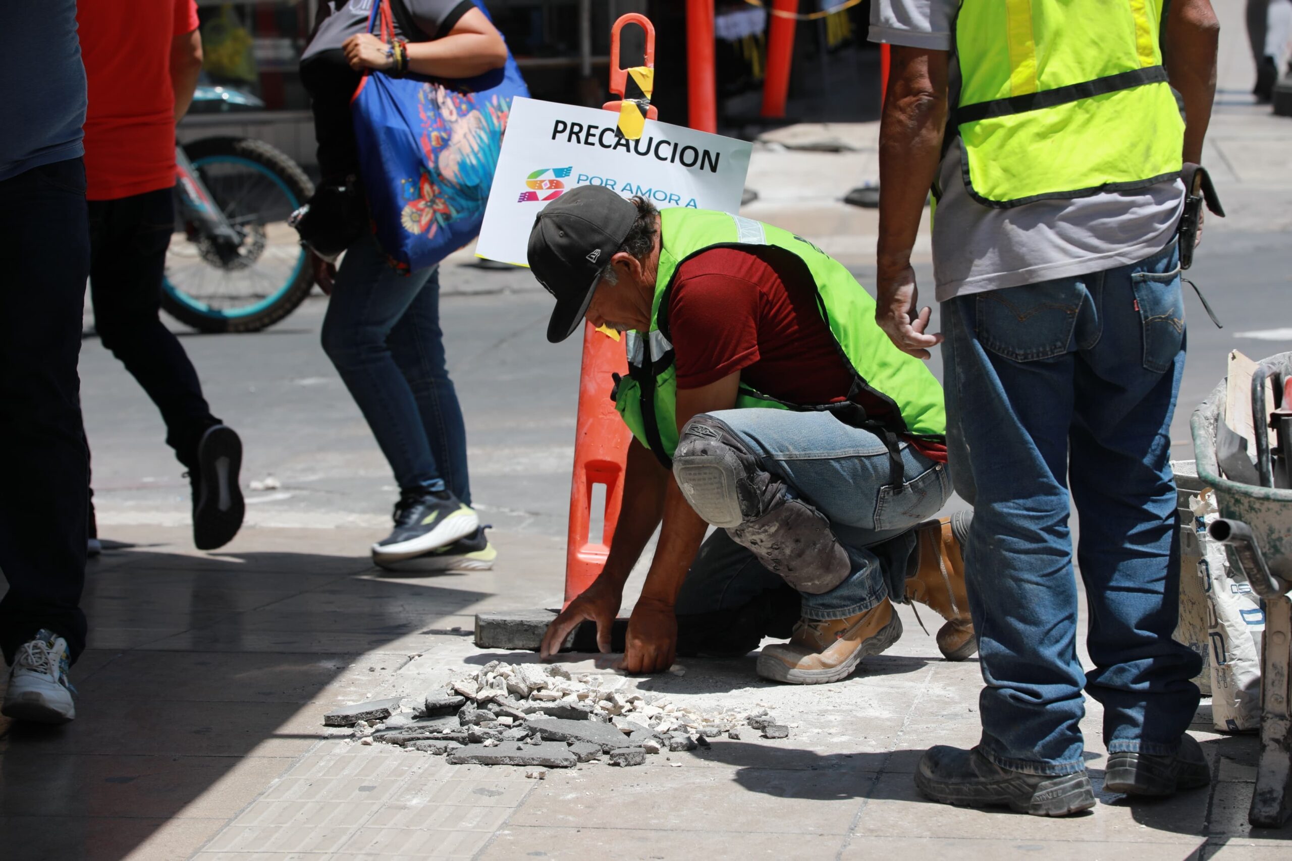 Brigadas municipales embellecen a Saltillo