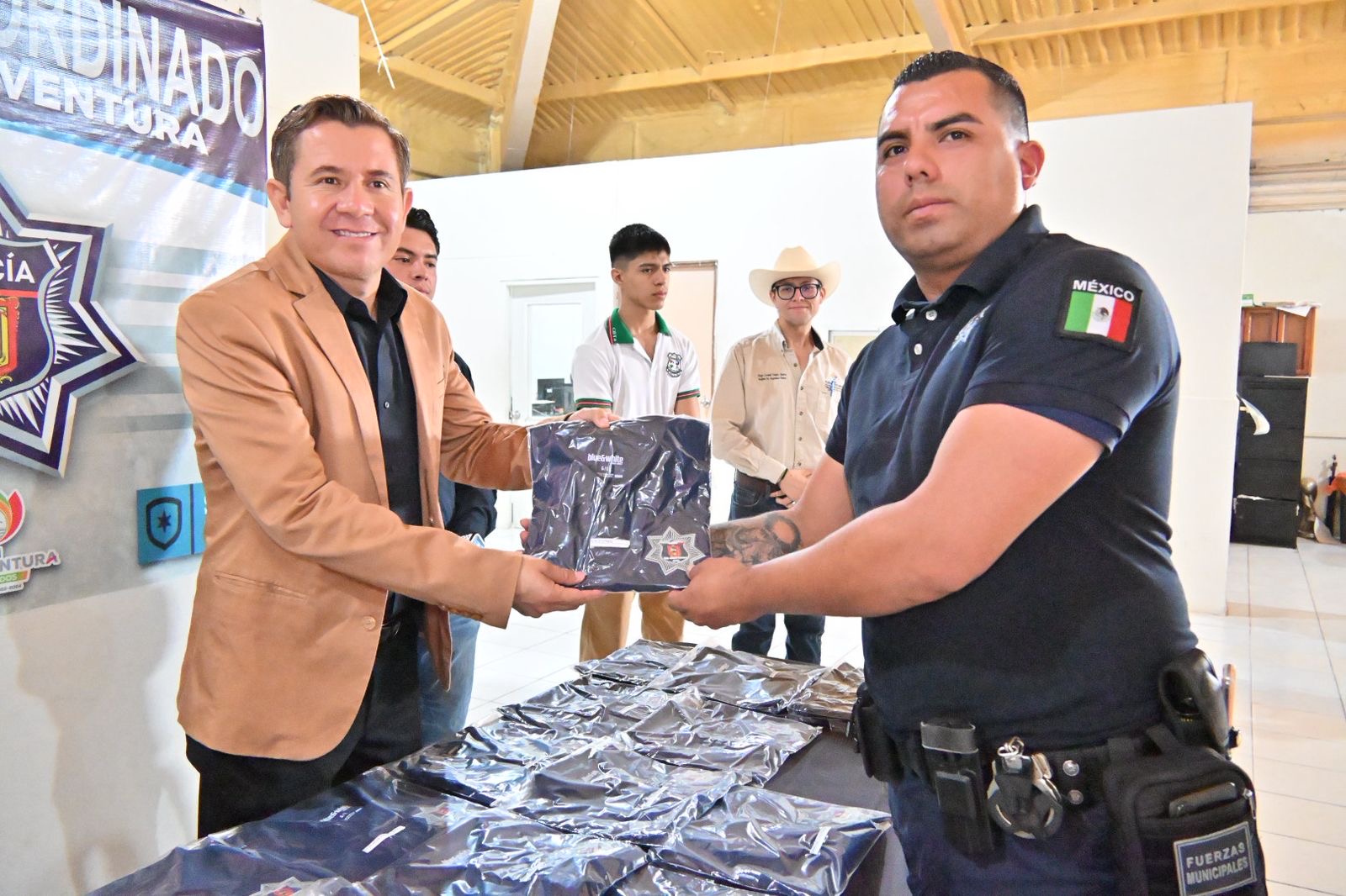 Policías de San Buenaventura reciben playeras de identidad