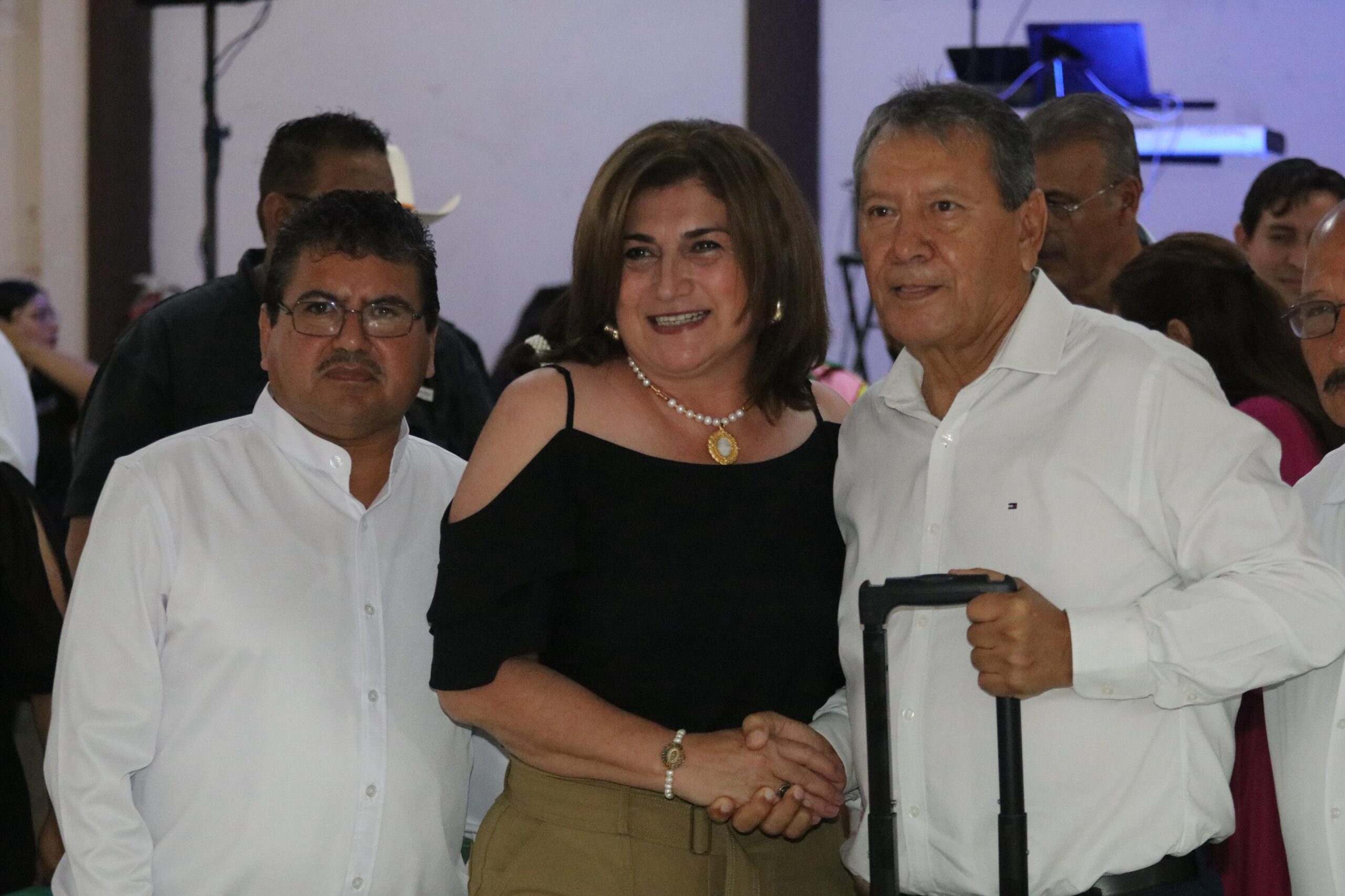 Festeja en grande Óscar a maestros