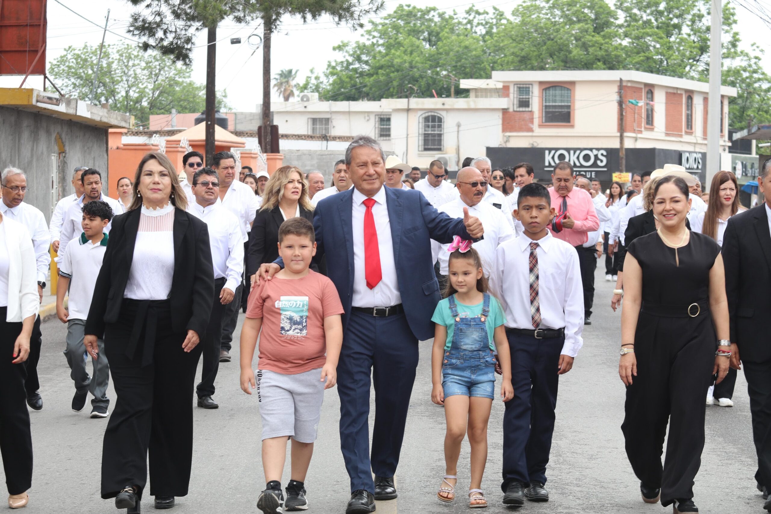 Encabeza Óscar Ríos Desfile del 5 de Mayo