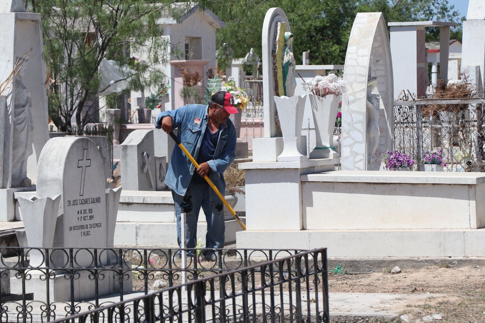 Limpian panteón Santa Rosa para Día de las Madres