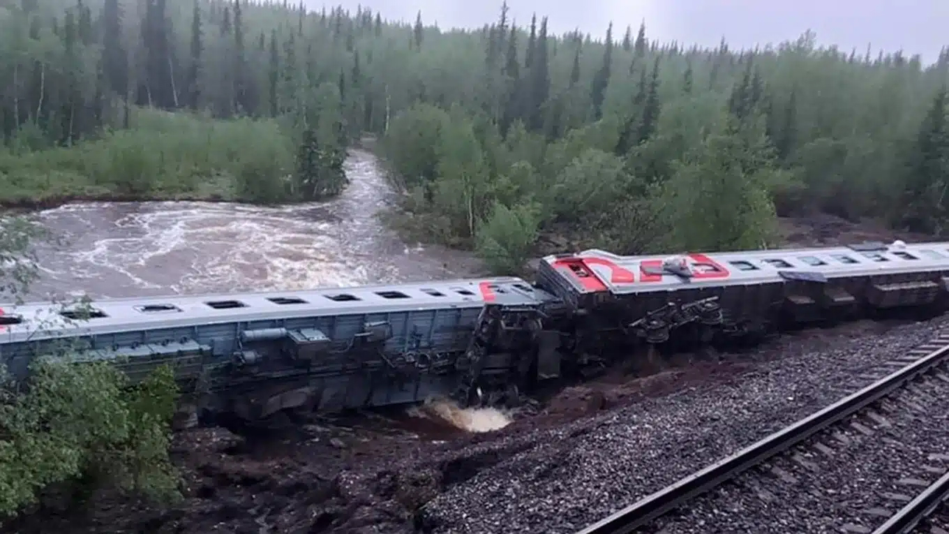 Deja 7 muertos derrumbe de puente sobre tren en Rusia