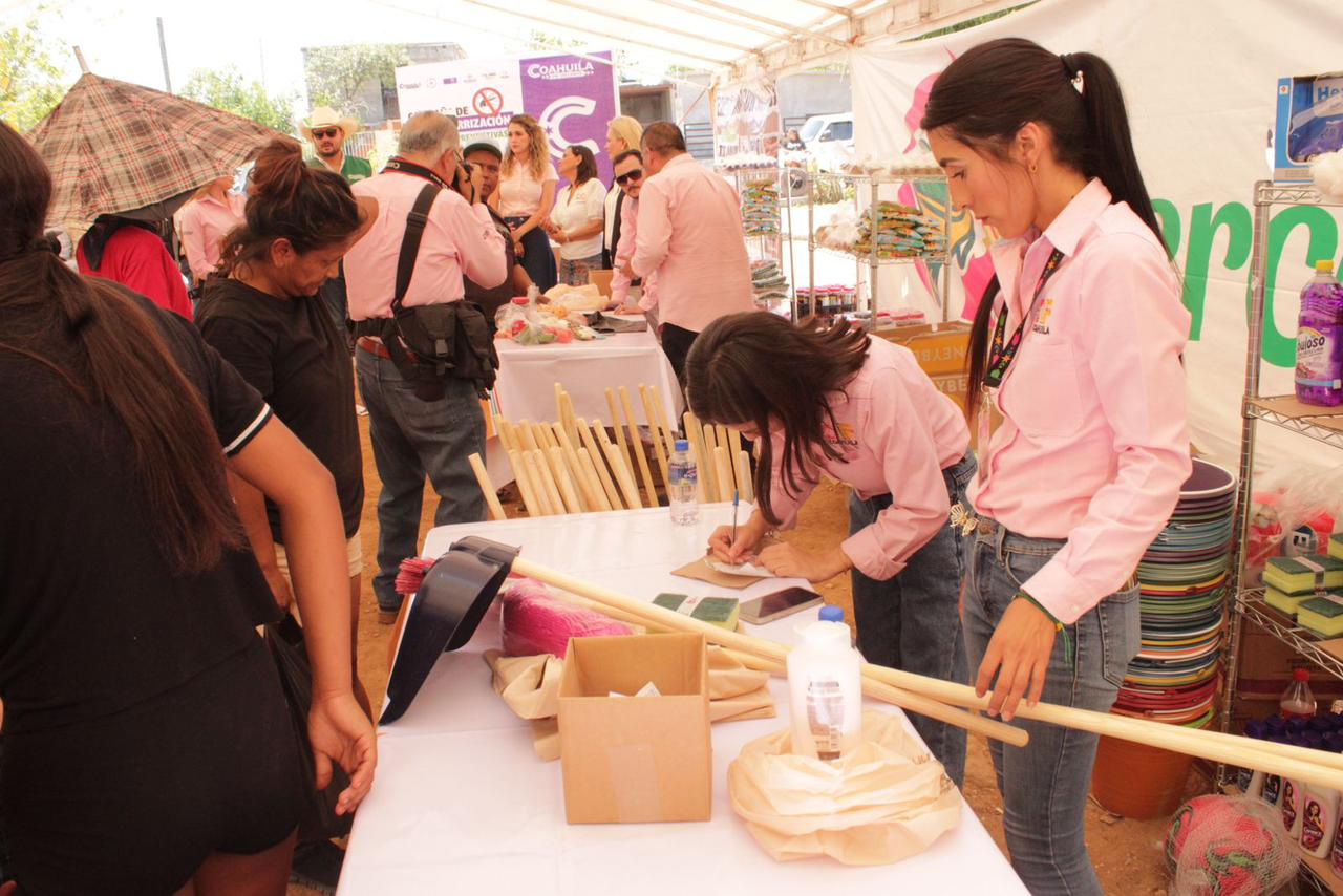 Realizan jornada de descacharrización y apoyo social en Múzquiz con el “Mercadito Pa’ Delante”