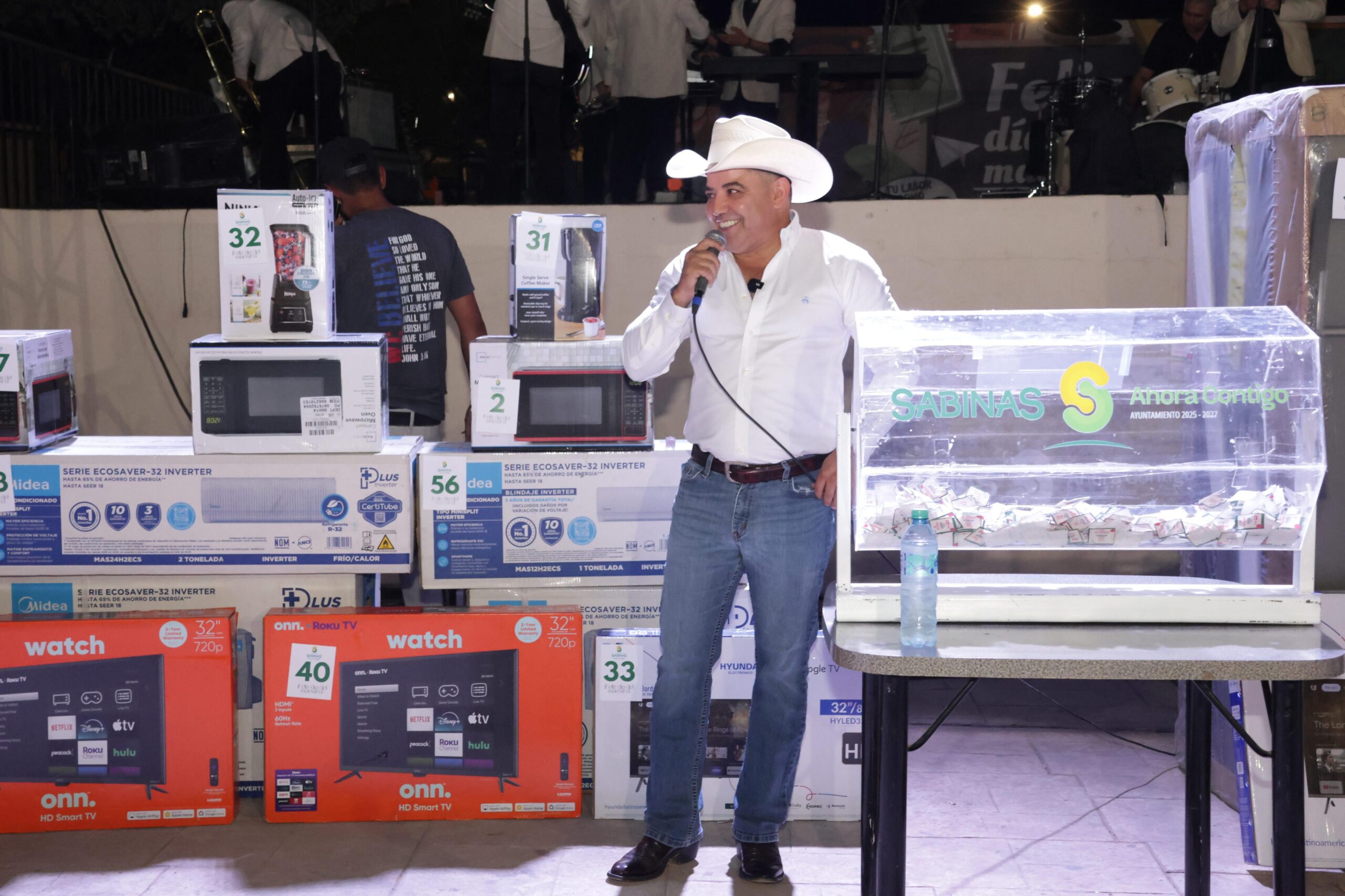 Festeja Chano Díaz a Maestros en su Día