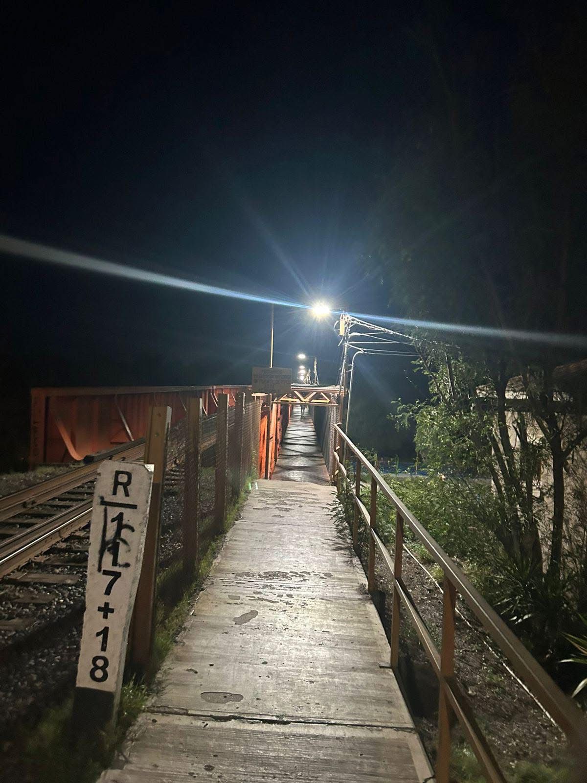 Iluminan el emblemático Puente del Ferrocarril de Sabinas