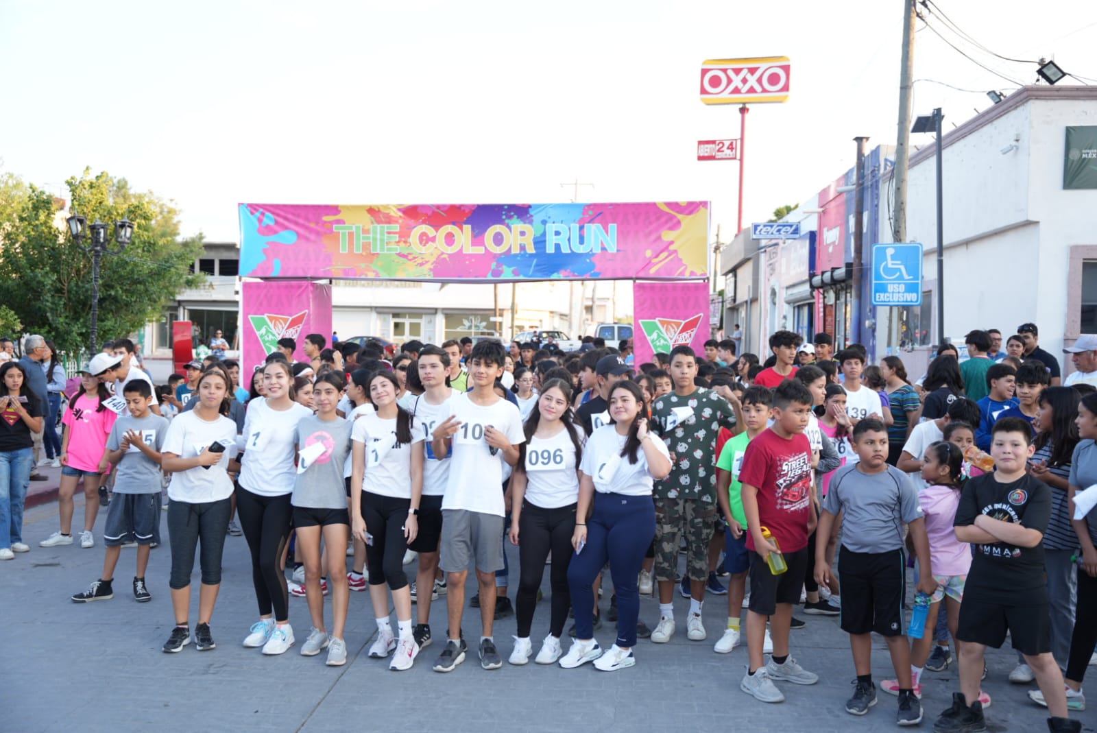 Celebra Castaños día del estudiante con divertido Color Run