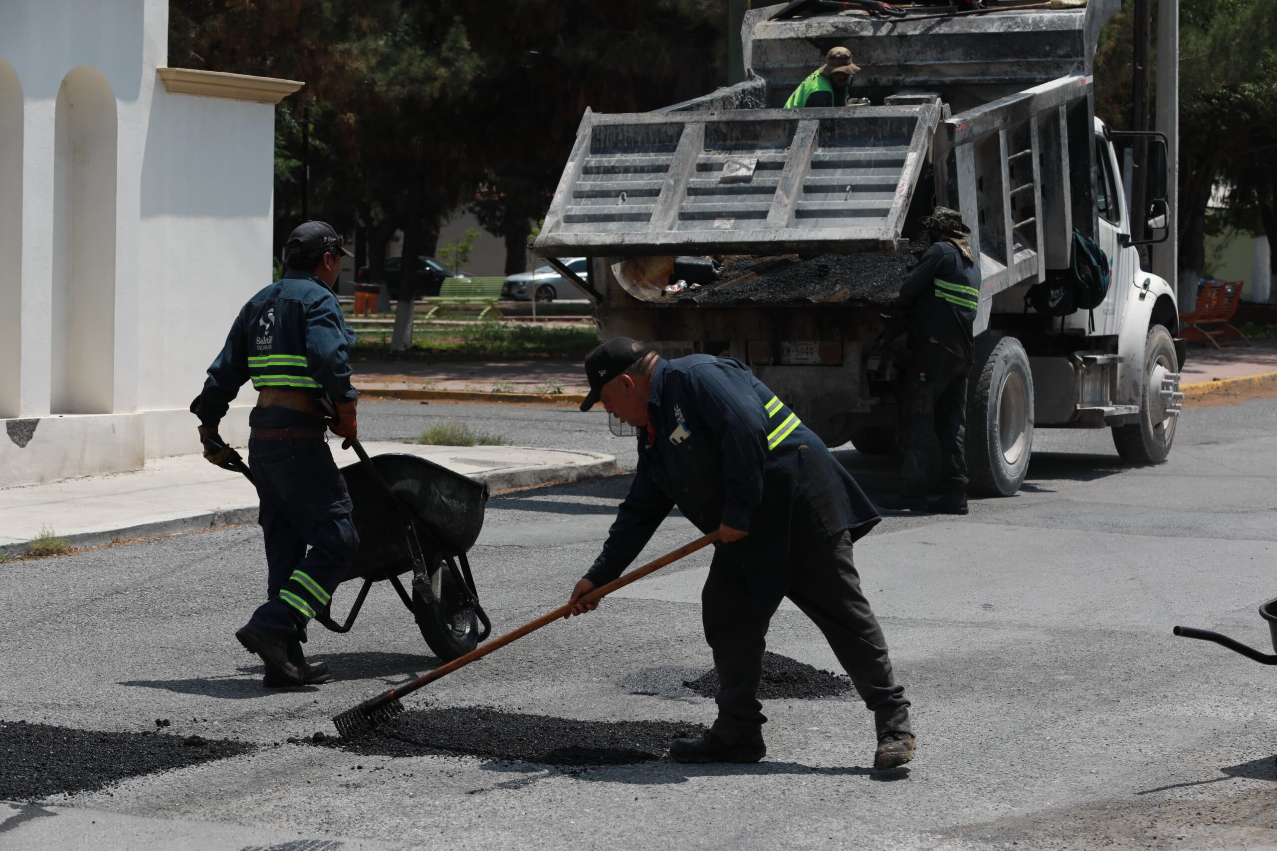 Fortalece programa ‘Aquí Andamos’ acciones de bacheo