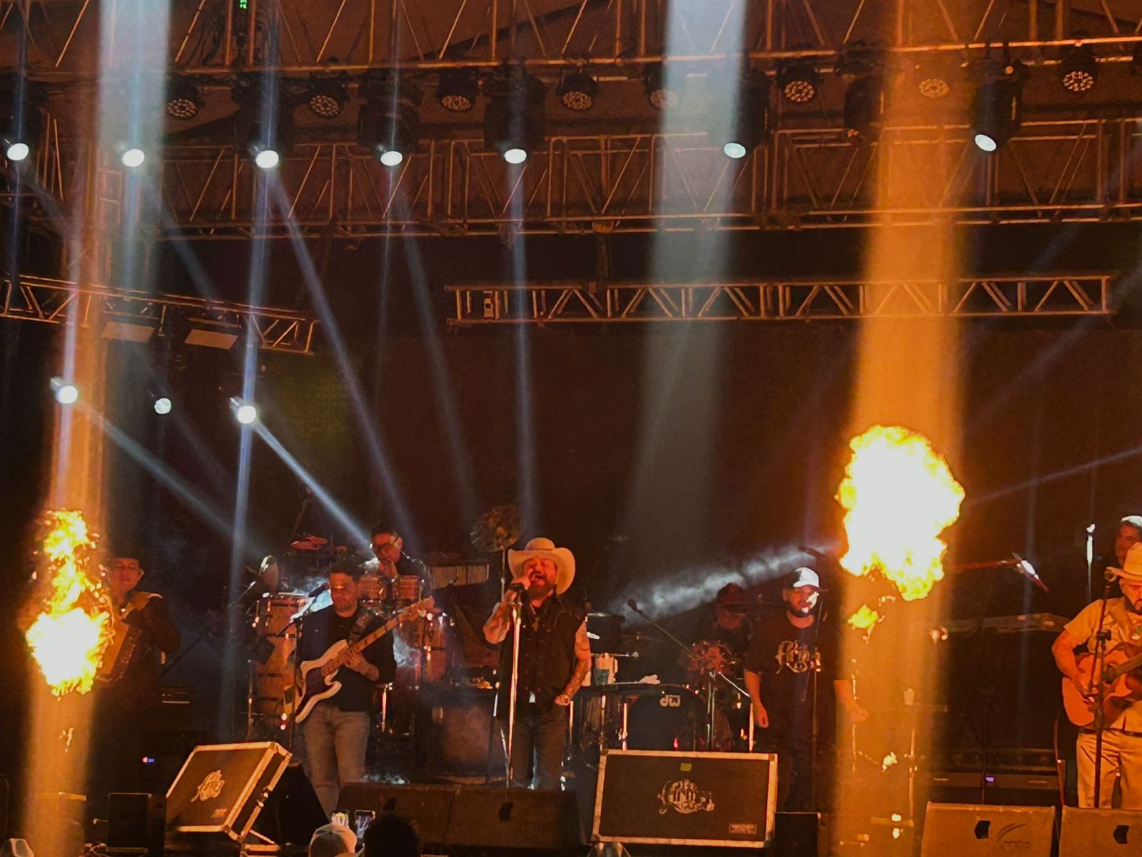 Éxito rotundo en concierto de La Firma