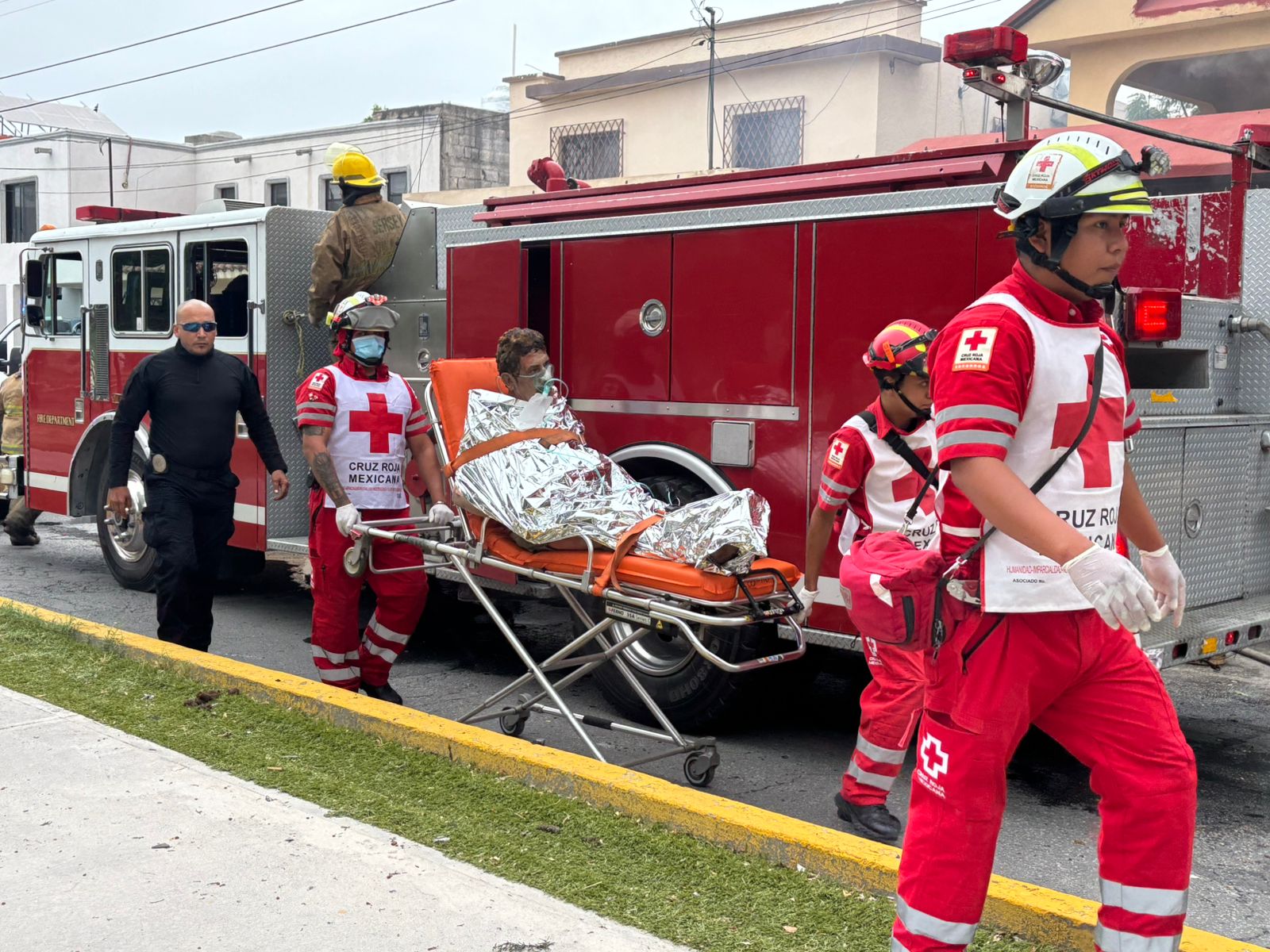 Sufre adulto quemaduras por explosión en vivienda
