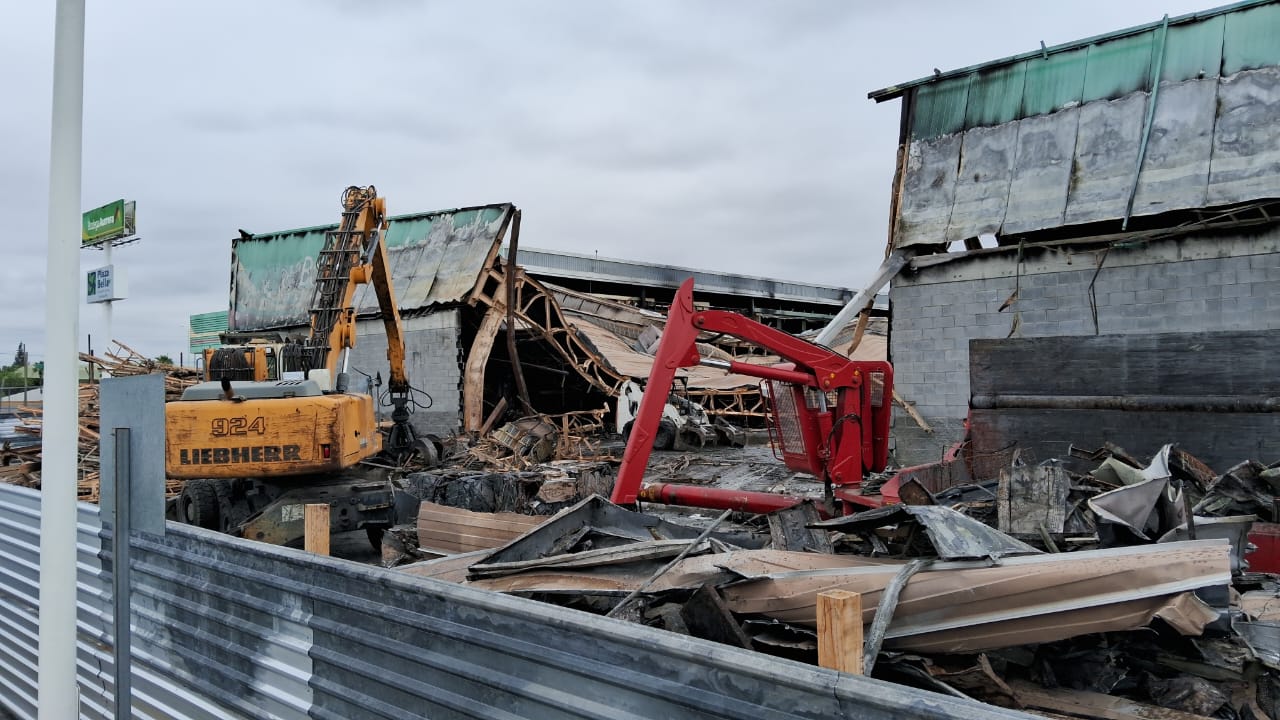 Arranca demolición de Bodega Aurrera