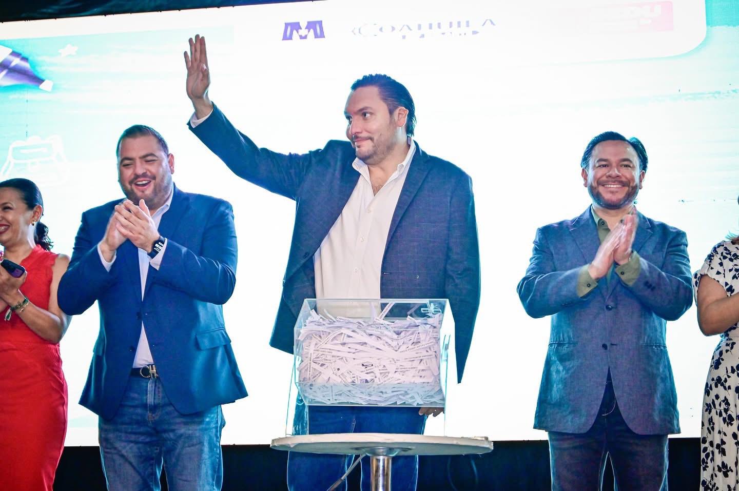 Encabeza Carlos festejo en honor a los maestros