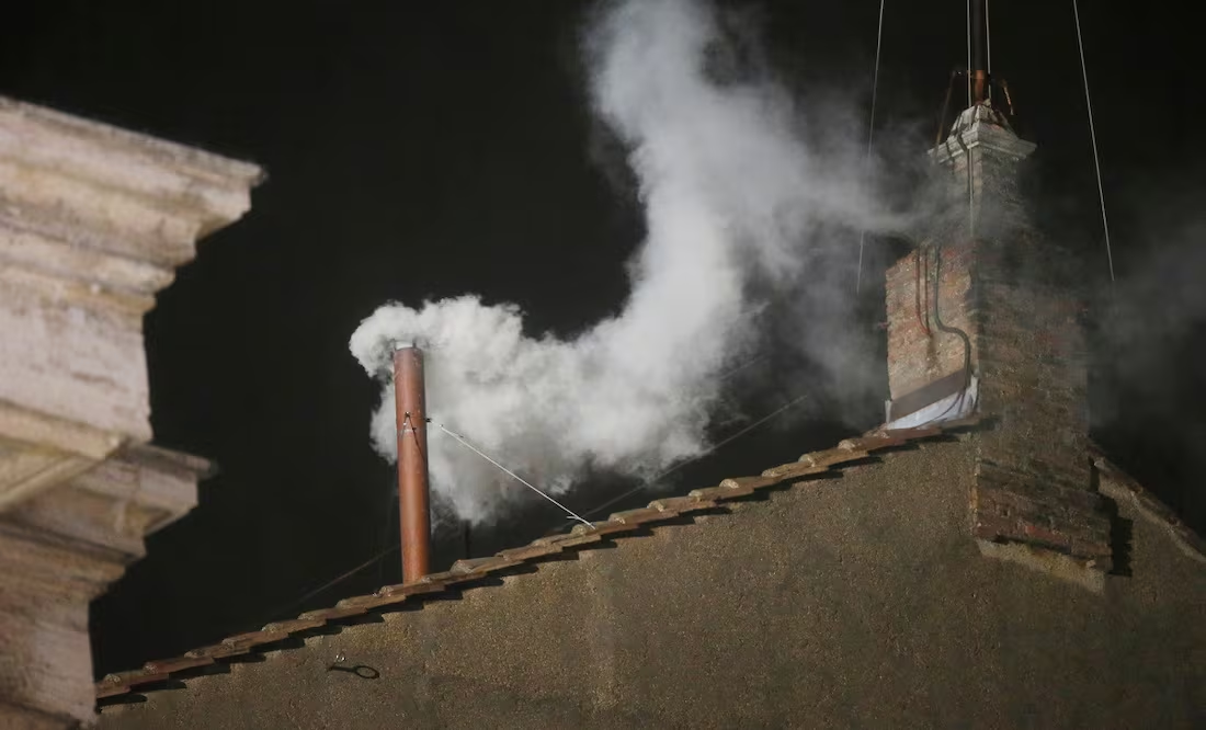 Humo blanco, humo negro: ¿de qué color es la fumata que indica que hay un nuevo Papa?