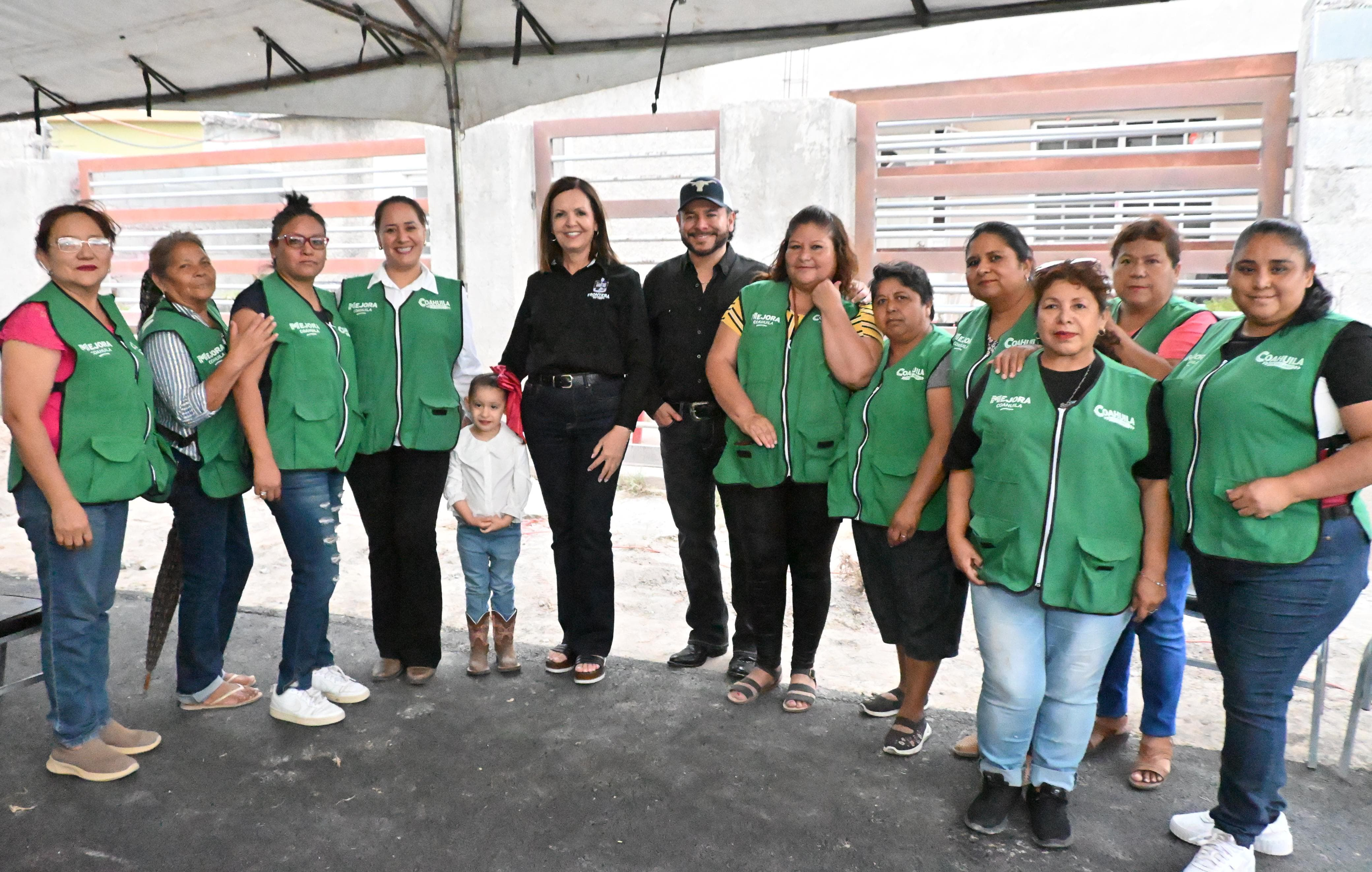 Cumple Sari Pérez con recarpeteo en el Ejido La Cruz