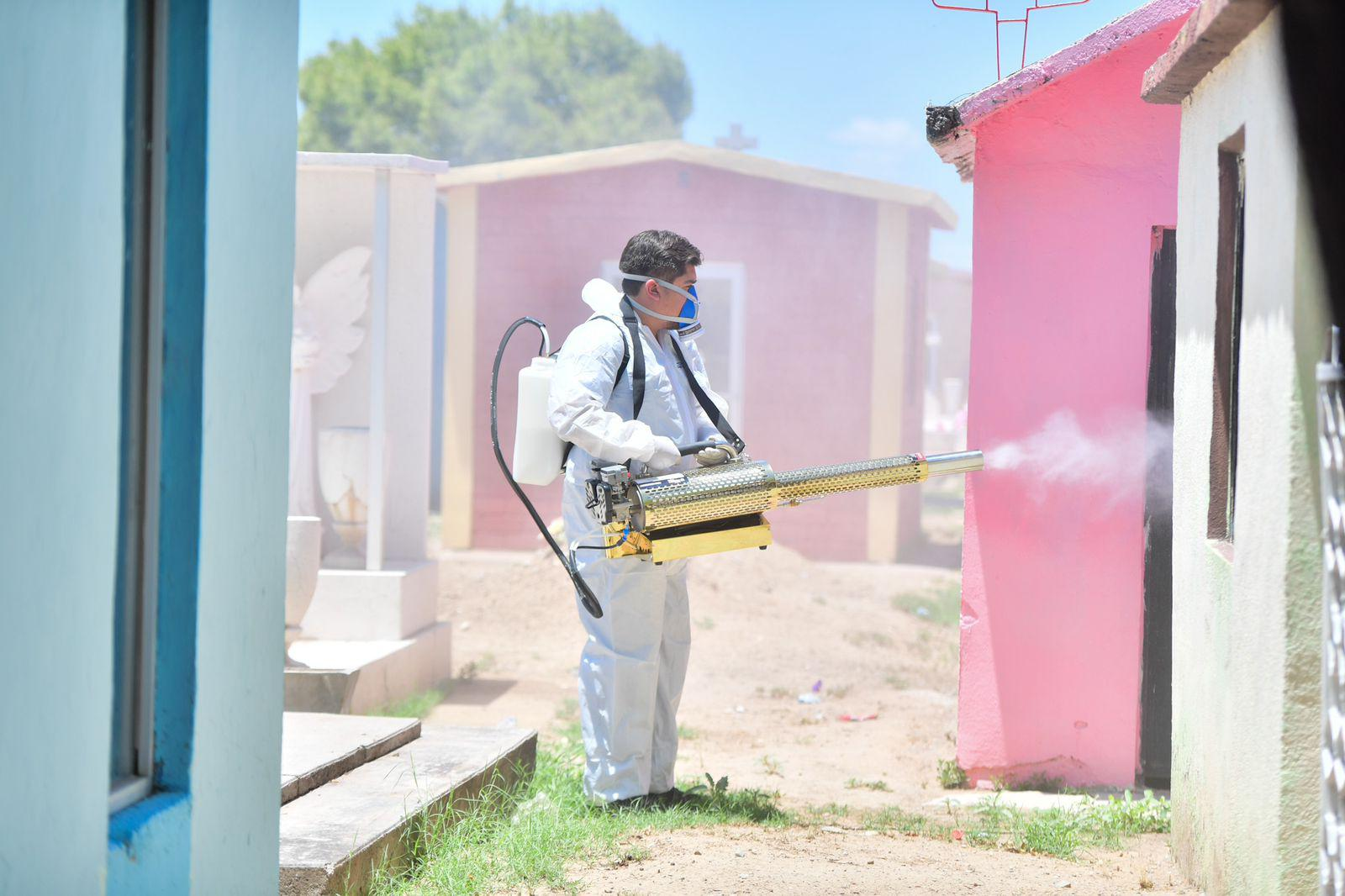 Fumigan Panteón Municipal