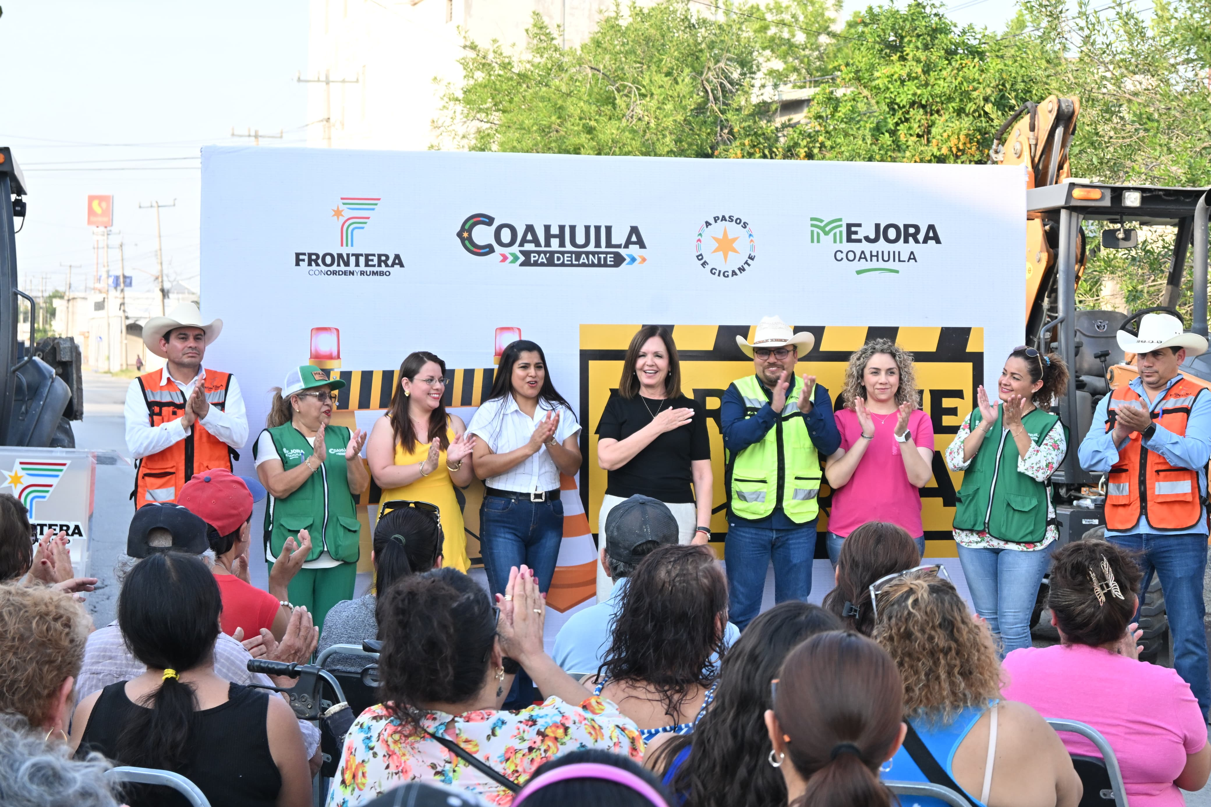 Sari Pérez da banderazo al recarpeteo en la calle Progreso de la Zona Centro