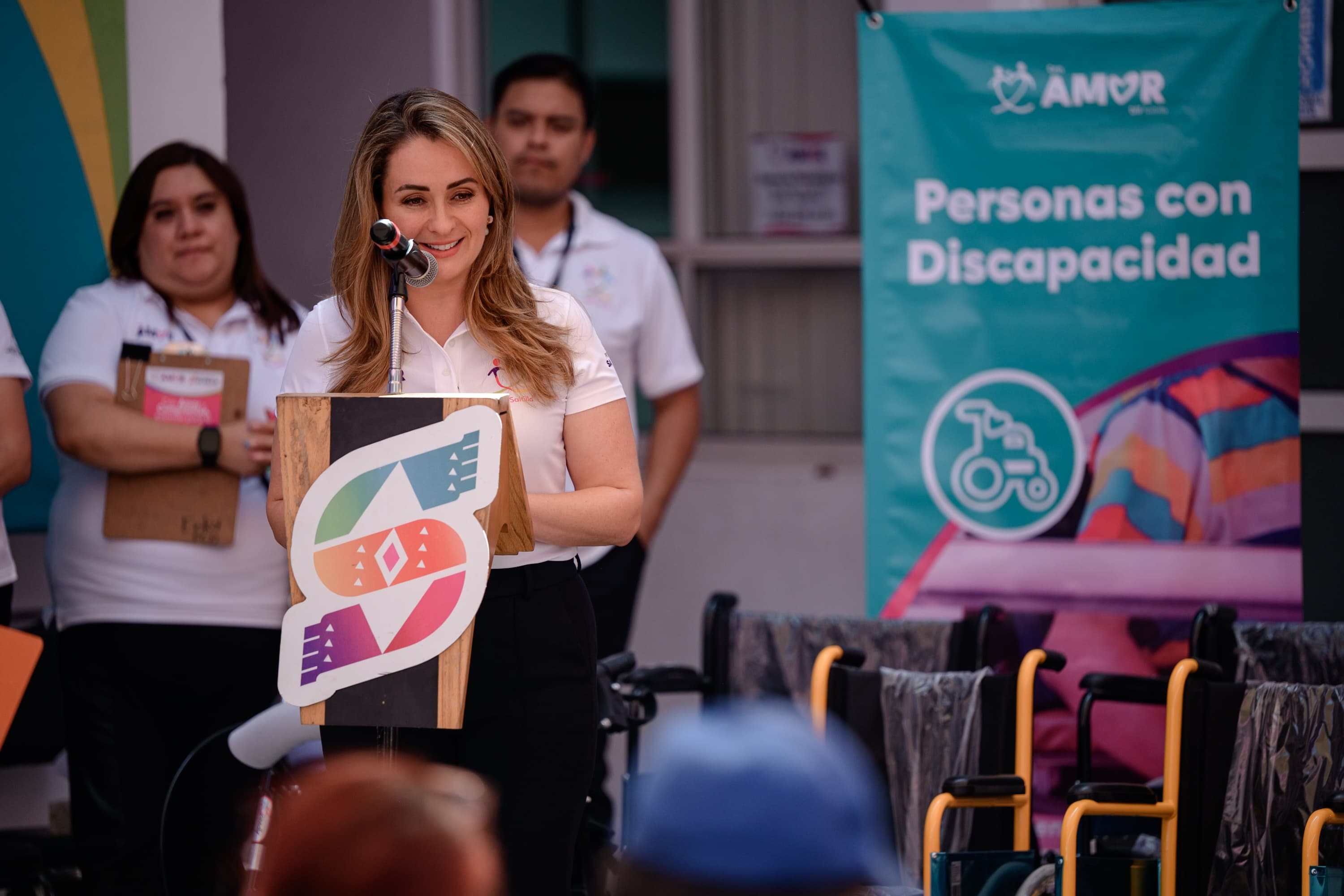 Entregan Javier y Luly aparatos ortopédicos a quien más lo necesita