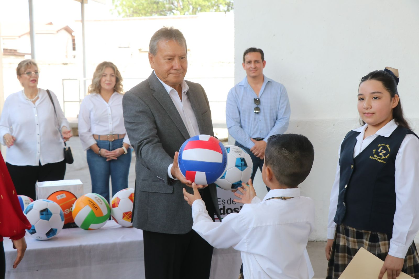 Escuelas fuertes, futuro seguro: Óscar Ríos lleva soluciones a la primaria “Ignacio Zaragoza”