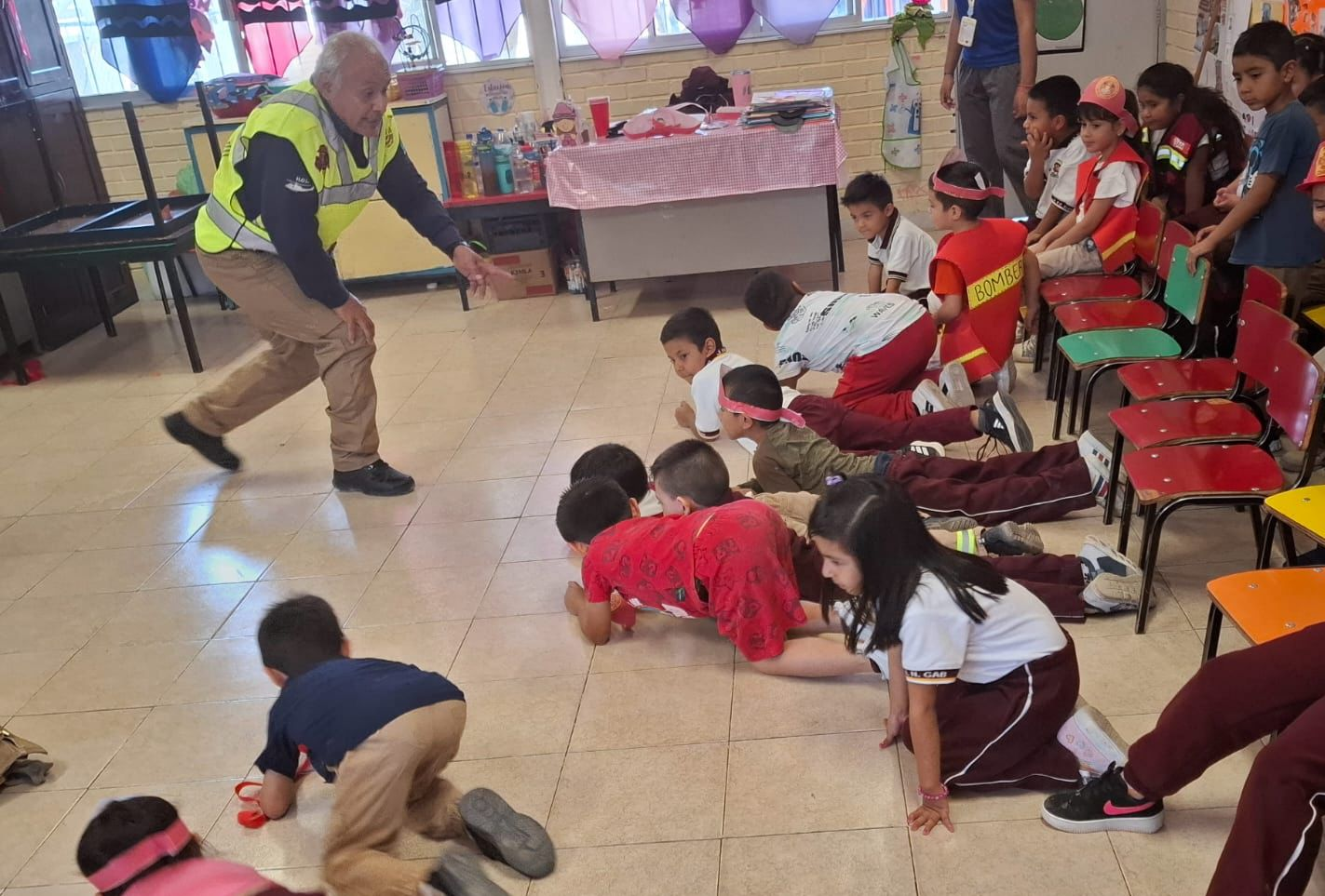 Bomberos de Parras enseñan a los niños a reaccionar ante un incendio